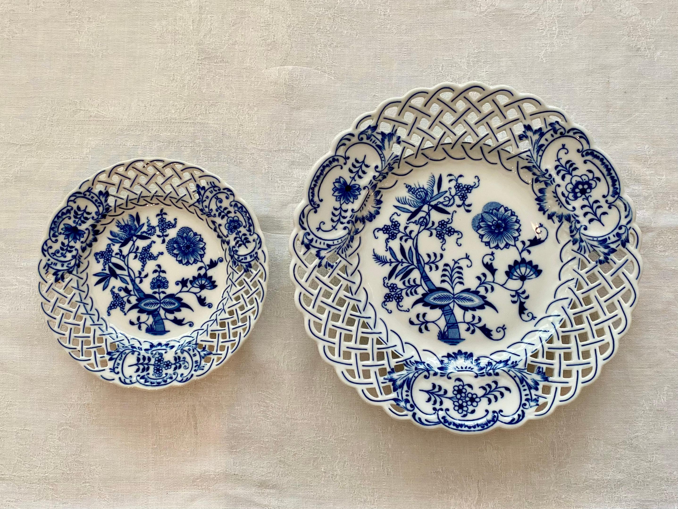 Chinoiserie Dinner Service, 86 Piece, Flow Blue and White, Classic Onion Meissen Pattern For Sale