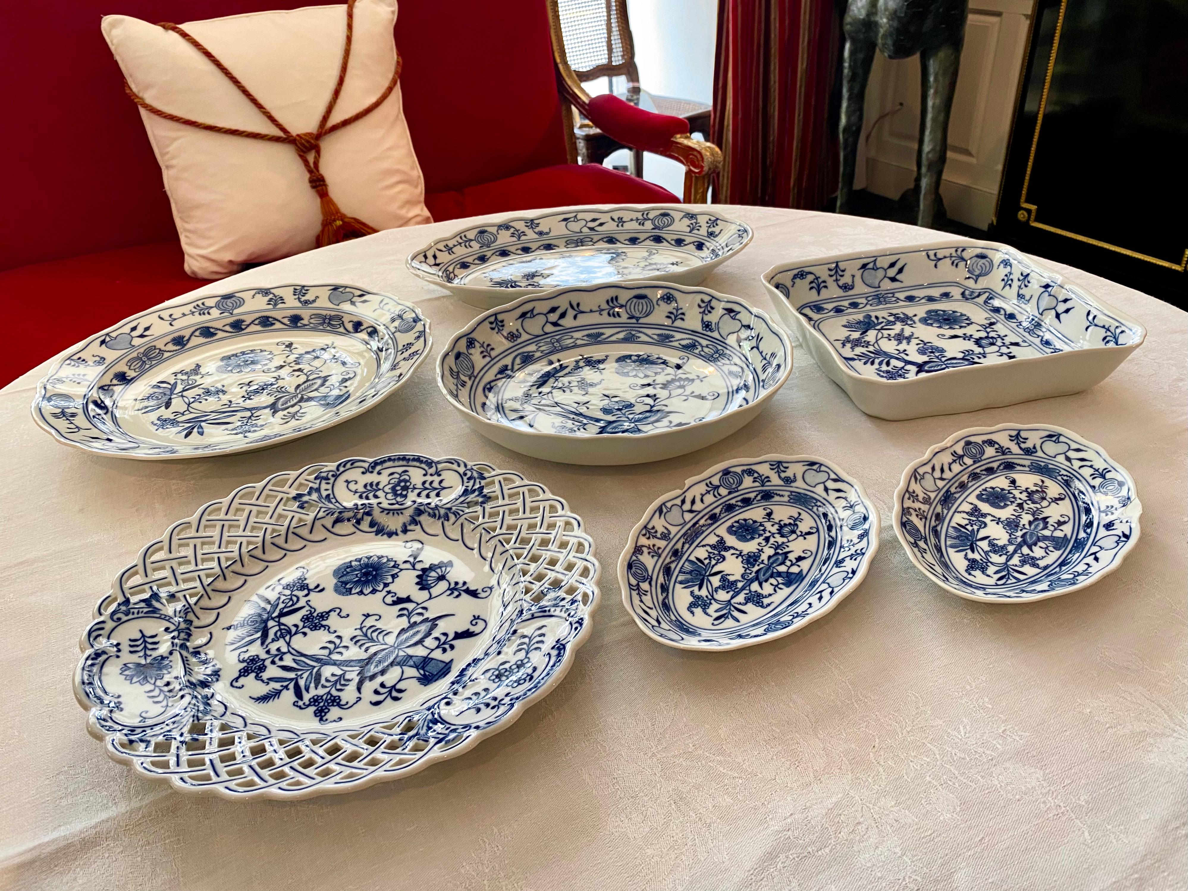 Dinner Service, 86 Piece, Flow Blue and White, Classic Onion Meissen Pattern In Good Condition For Sale In Montreal, Quebec