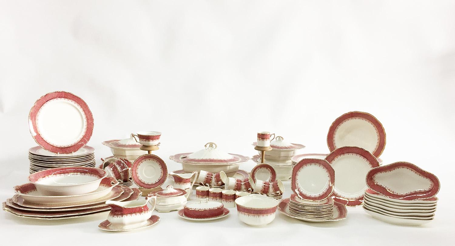 Dinner service, Alfred Meakin, Marlborough, England, 1907-1913

Meakin, A. Ltd, earthenware manufacturers, Royal Albert, Victoria and Highgate Potteries

Alfred Meakin was set up in 1875 in England

Classical traditional service with