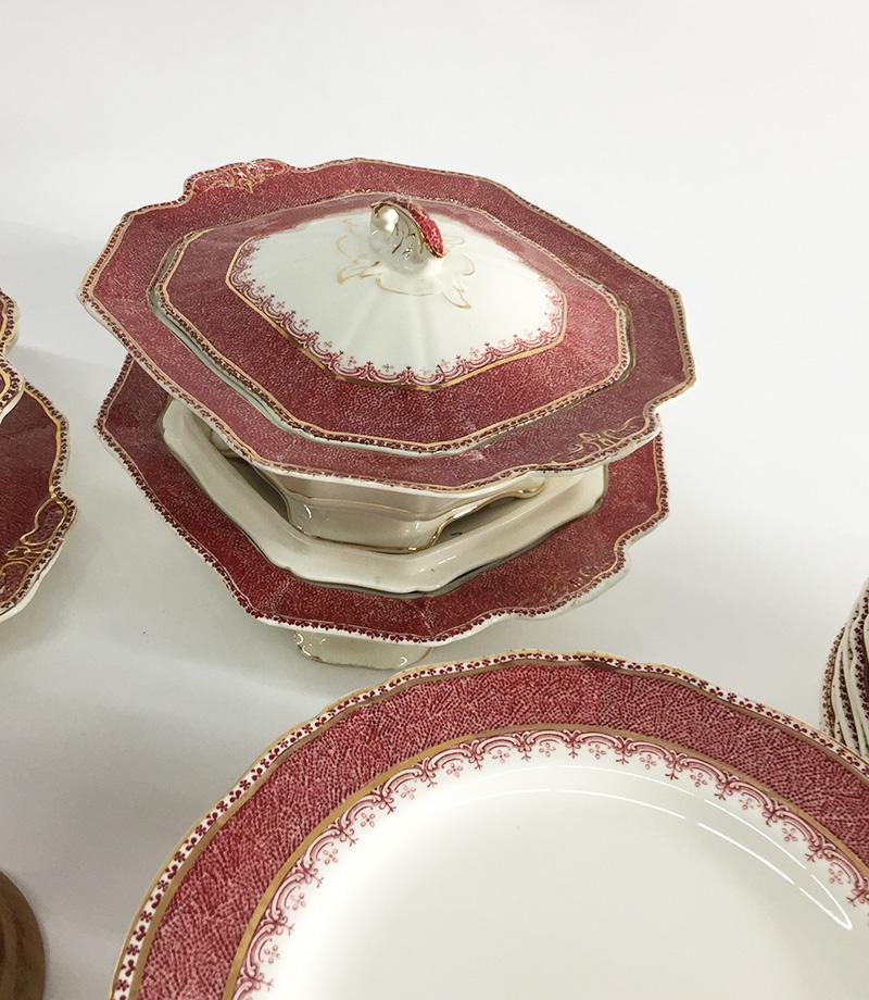 Dinner Service, Alfred Meakin, Marlborough, England, 1907-1913, 115 pieces In Good Condition In Delft, NL