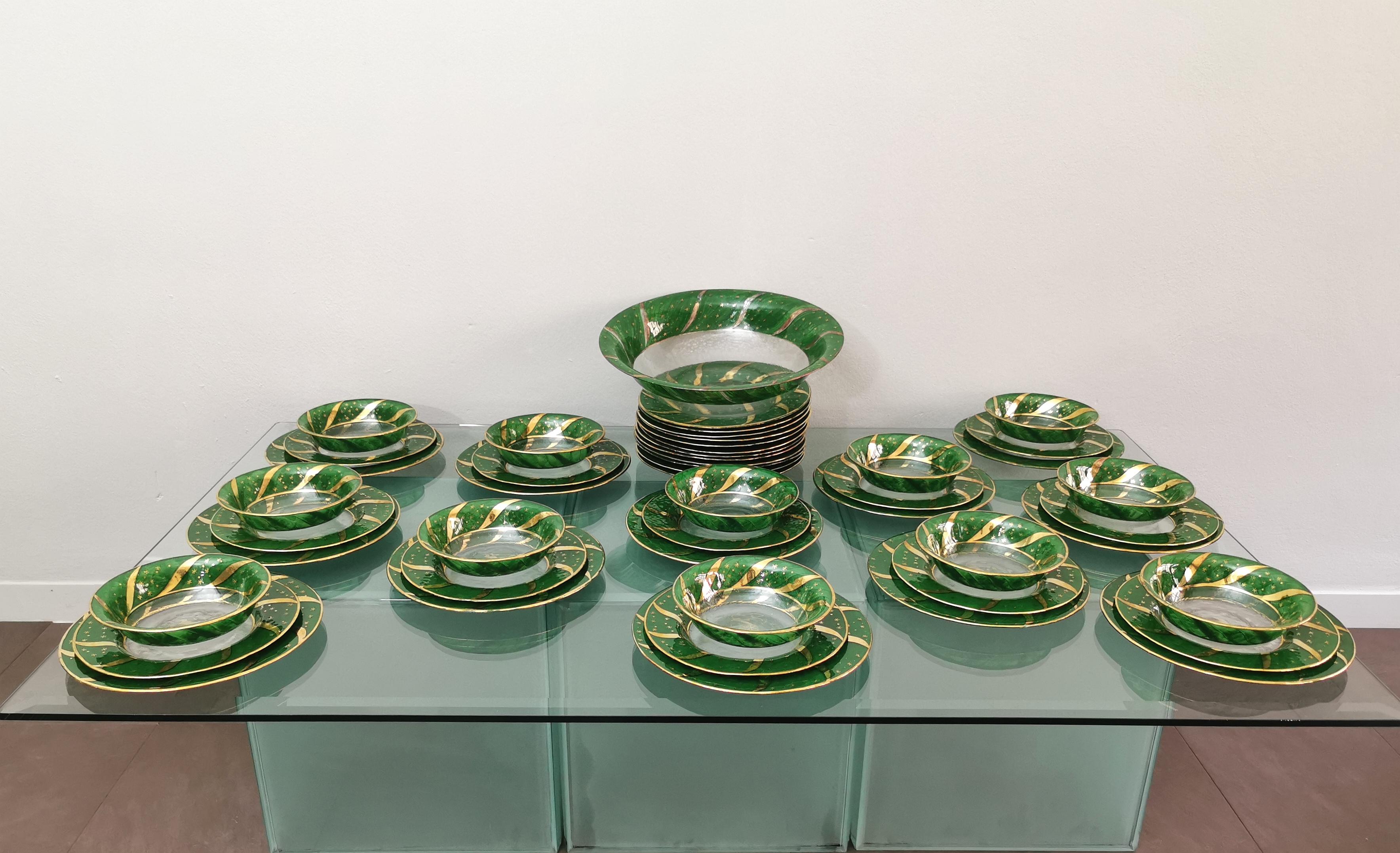 Elegant Christmas-themed dinner service in glass decorated in shades of green and gold consisting of: 24 dinner plates, 12 soup plates, 12 bowls and a soup tureen, for a total of 49 pieces. Made in Italy in the 70s.




The whole service has a