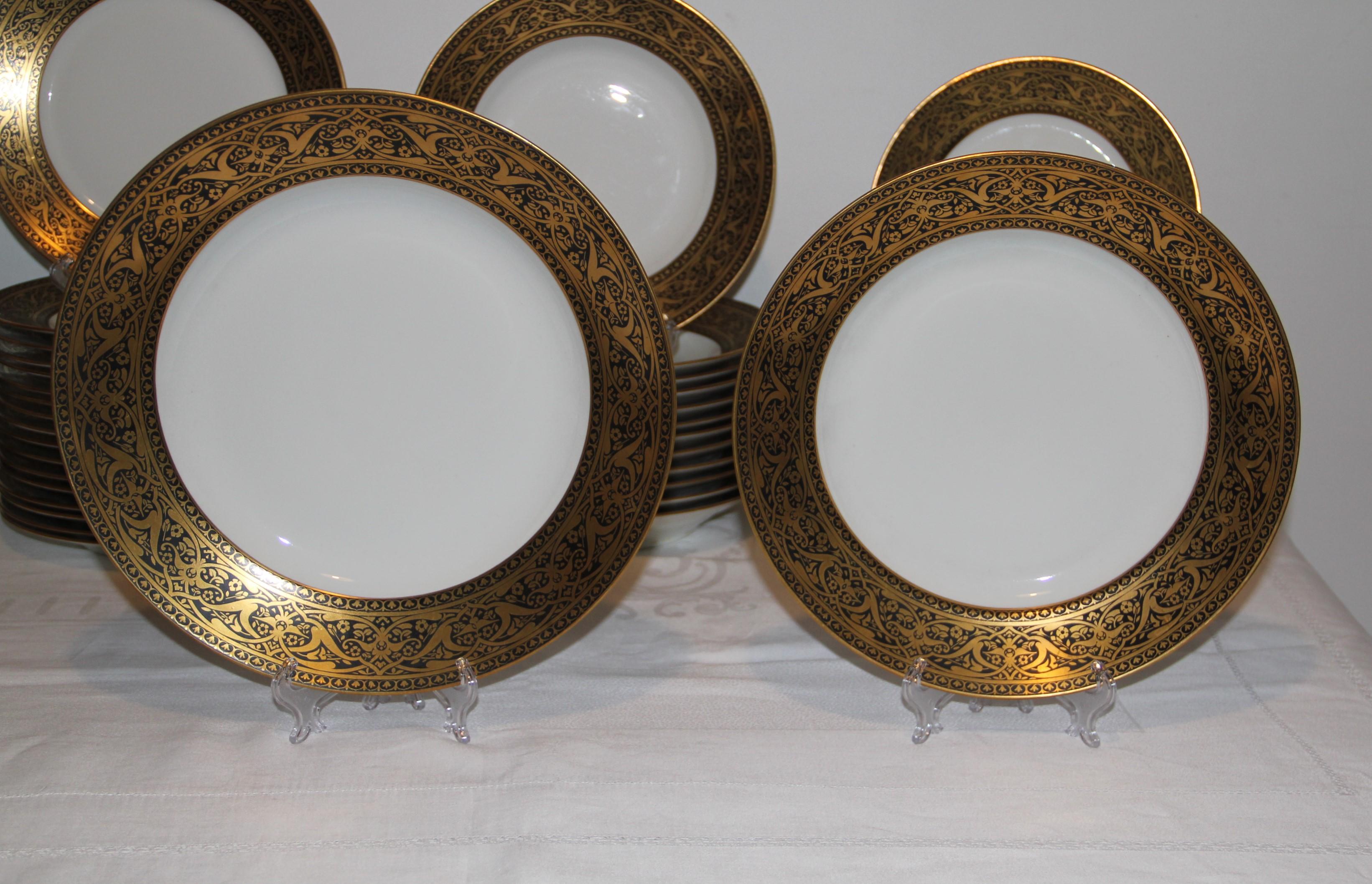 Dinner-Service, signiert F Legrand Limoges, 1920 im Angebot 1