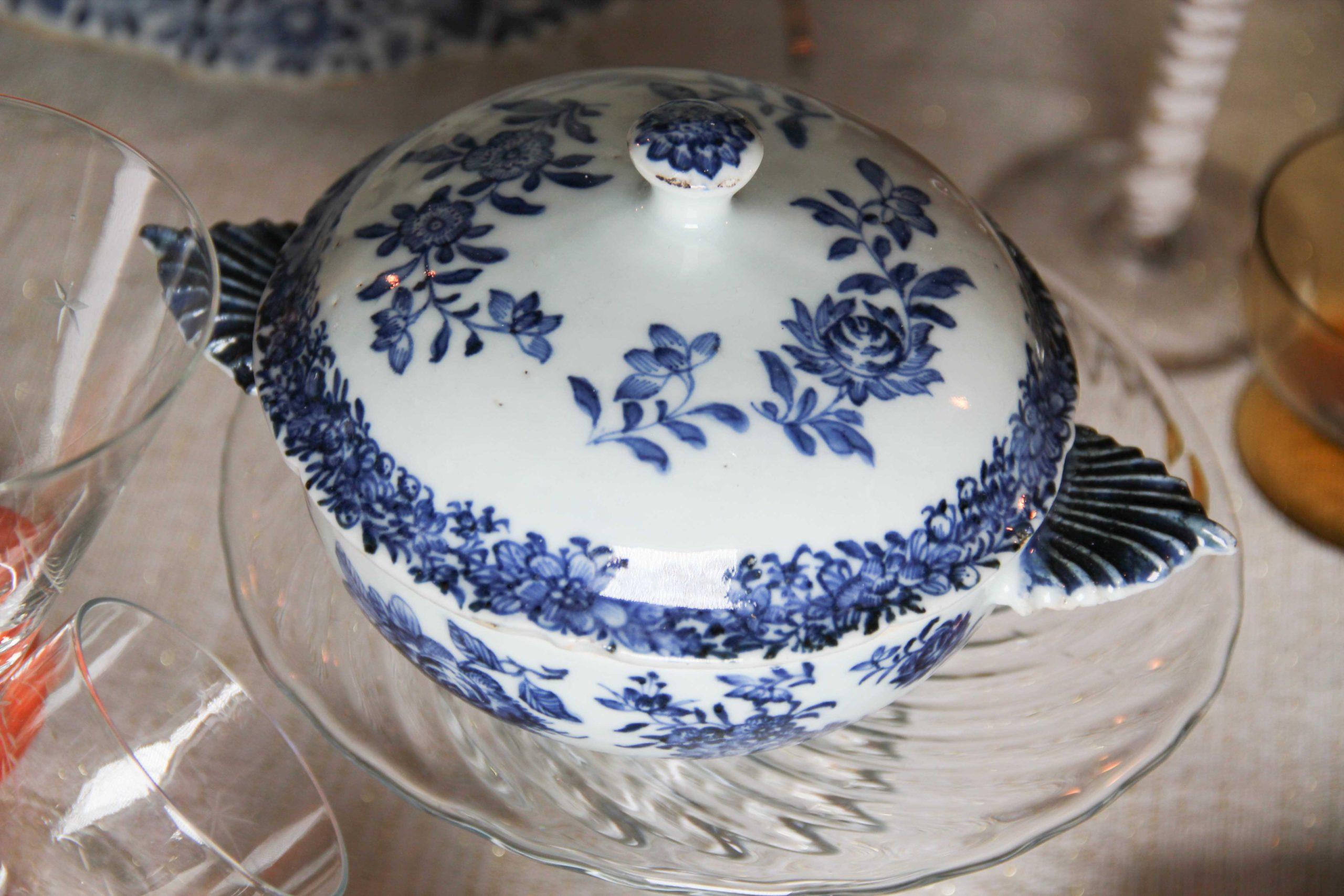 DINNER set de porcelaine chinoise ancienne de la période Kangxi/Yongzheng 18C, bleu et blanc en vente 4