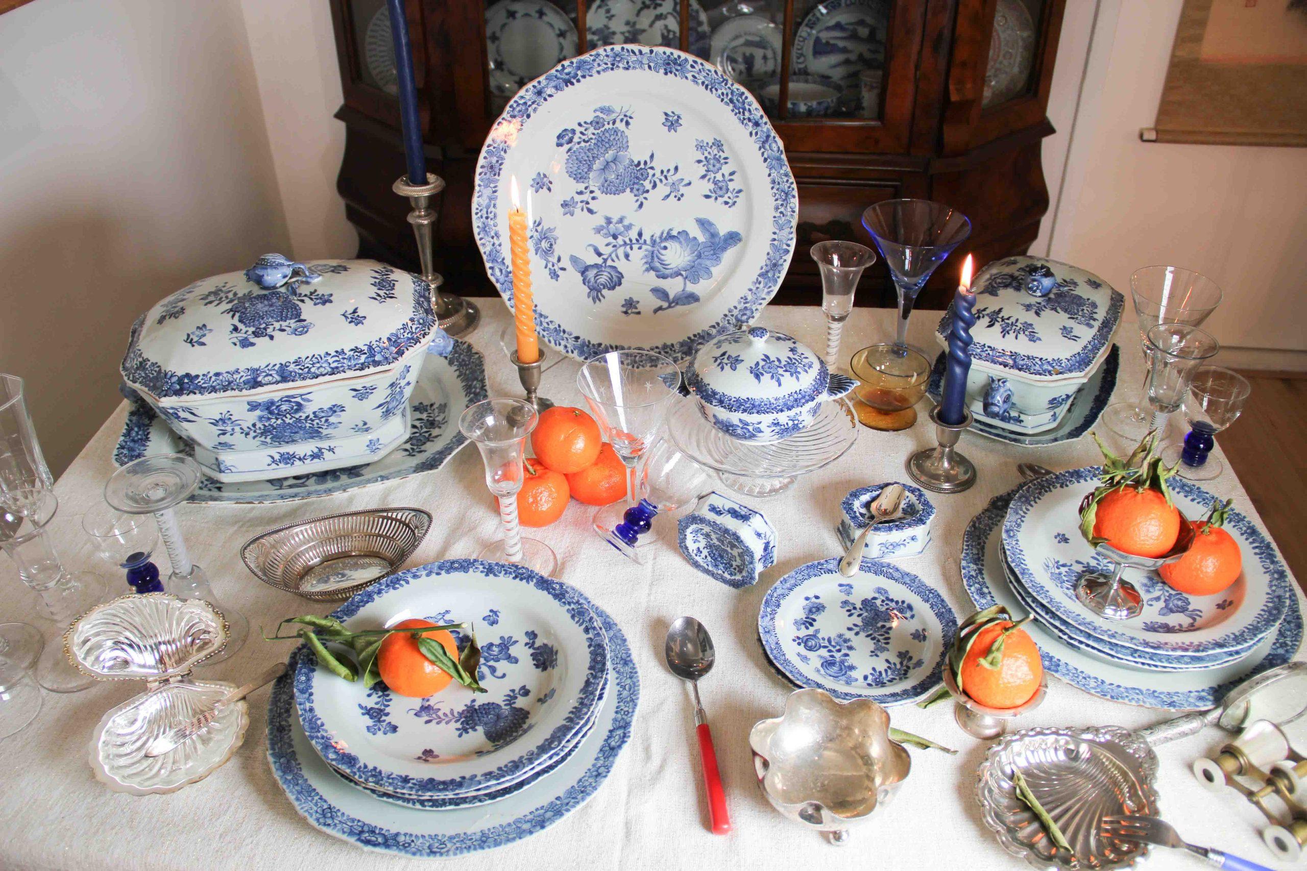 Je partage avec vous ce fantastique et grand service de table. Il se compose de plusieurs plats de différentes tailles, de 3 soupières, de deux sous-plats et de deux salières.
Toutes les pièces sont peintes d'une scène florale de grande qualité et