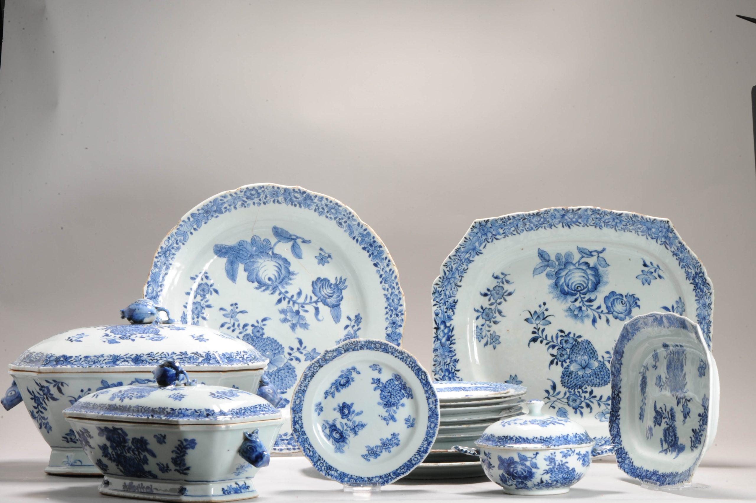XVIIIe siècle et antérieur DINNER set de porcelaine chinoise ancienne de la période Kangxi/Yongzheng 18C, bleu et blanc en vente