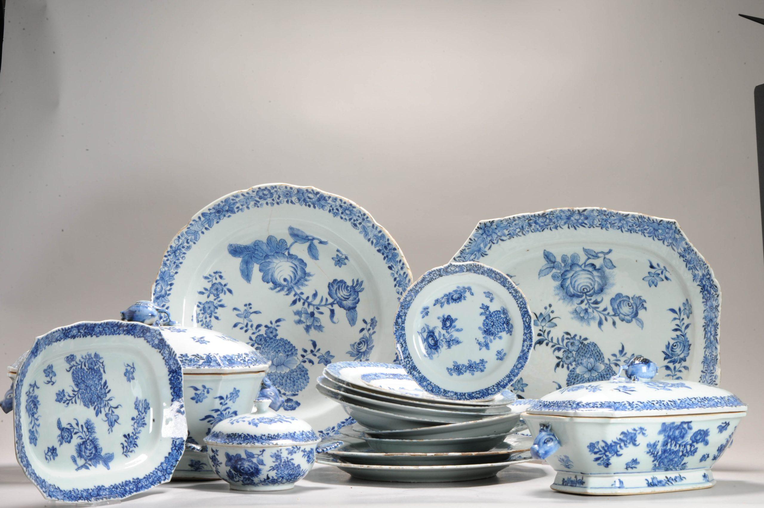 Porcelaine DINNER set de porcelaine chinoise ancienne de la période Kangxi/Yongzheng 18C, bleu et blanc en vente