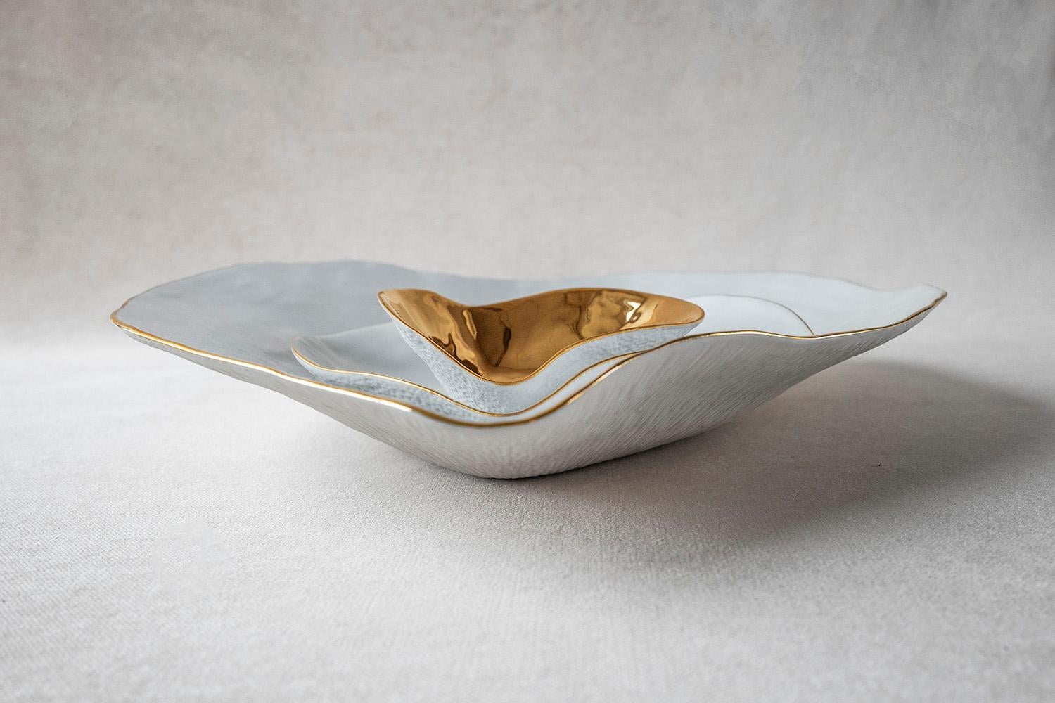 • Sensual dinner set with a golden touch
• measures 30cm x 29cm x 5,5cm and 18cm x 17cm x 4cm and 10,5cm x 11cm x 4,7cm 
• perfect to present 1 fabulous dish or an of array different courses
• 2 pieces are glazed white with a very luxurious
