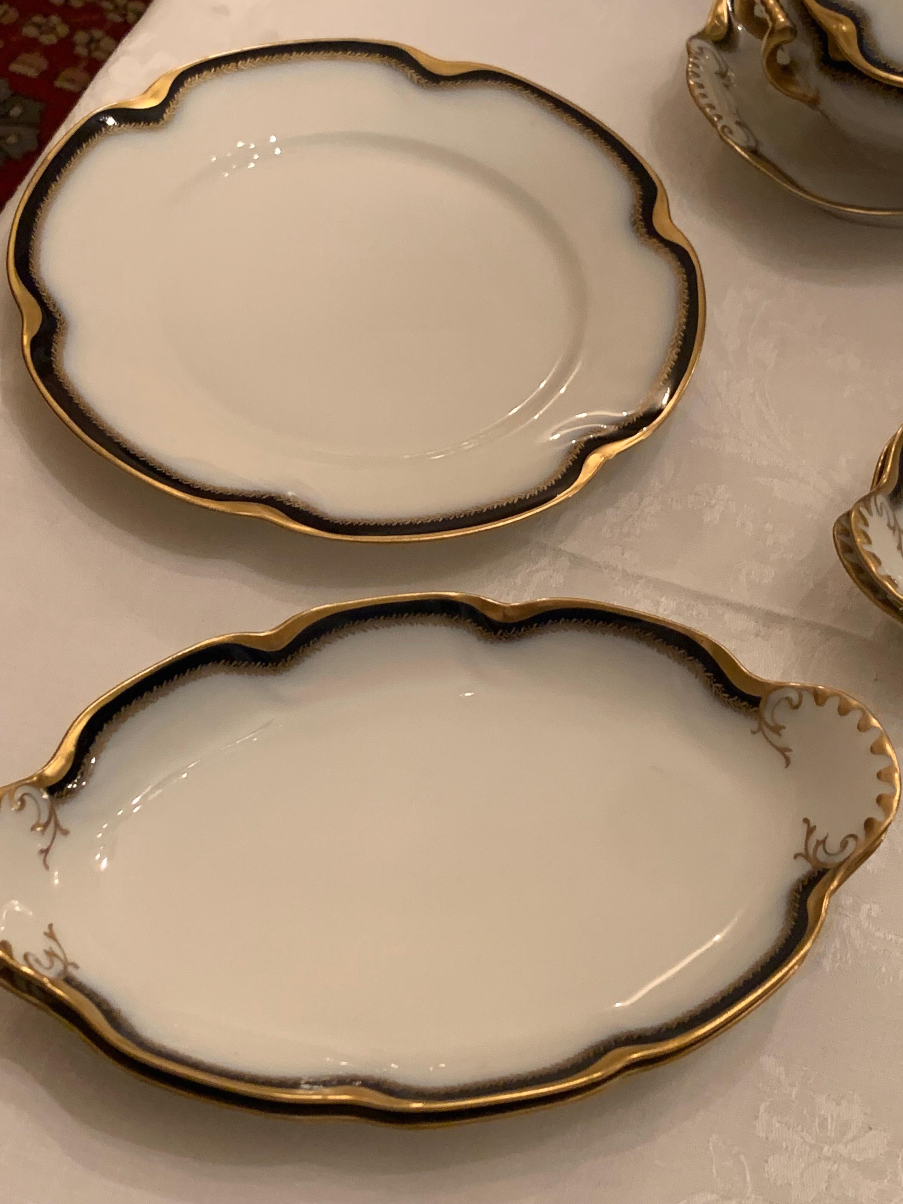 Dinner set limoges porcelain by Theodore Haviland In Good Condition For Sale In Los Angeles, CA
