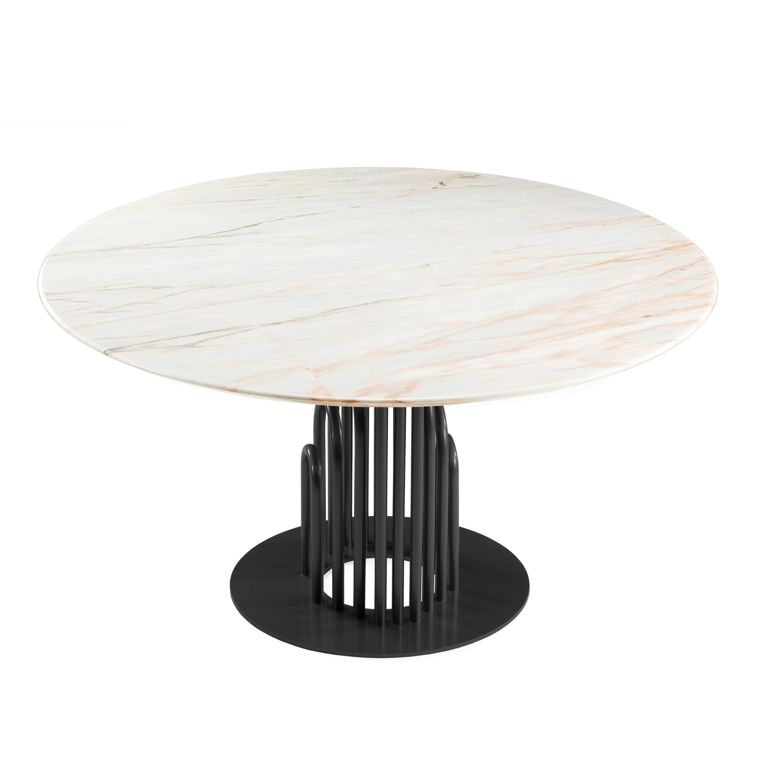 Bara ist ein raffinierter und einzigartiger Esstisch, der ein komplexes, röhrenförmiges, lackiertes Metallgestell mit einer schlichten, aber schönen Estremoz-Marmorplatte verbindet, die von den Linien des Jugendstils inspiriert ist. Es ist definitiv