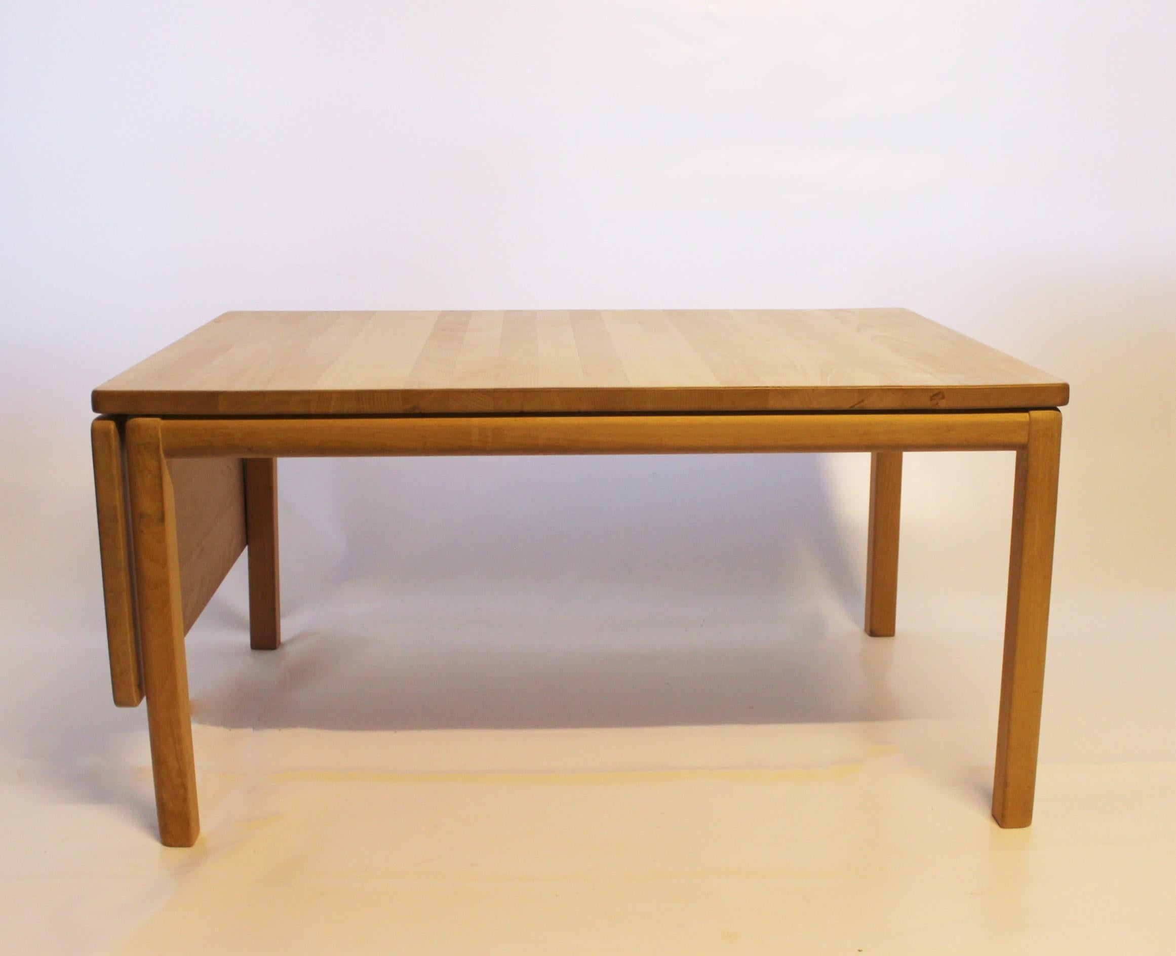 
La table basse, fabriquée en bois de hêtre et dotée d'une rallonge, est un bel exemple de design danois fabriqué par Rubby Furniture en 1992. Caractérisée par ses lignes épurées, son esthétique minimaliste et sa polyvalence fonctionnelle, cette