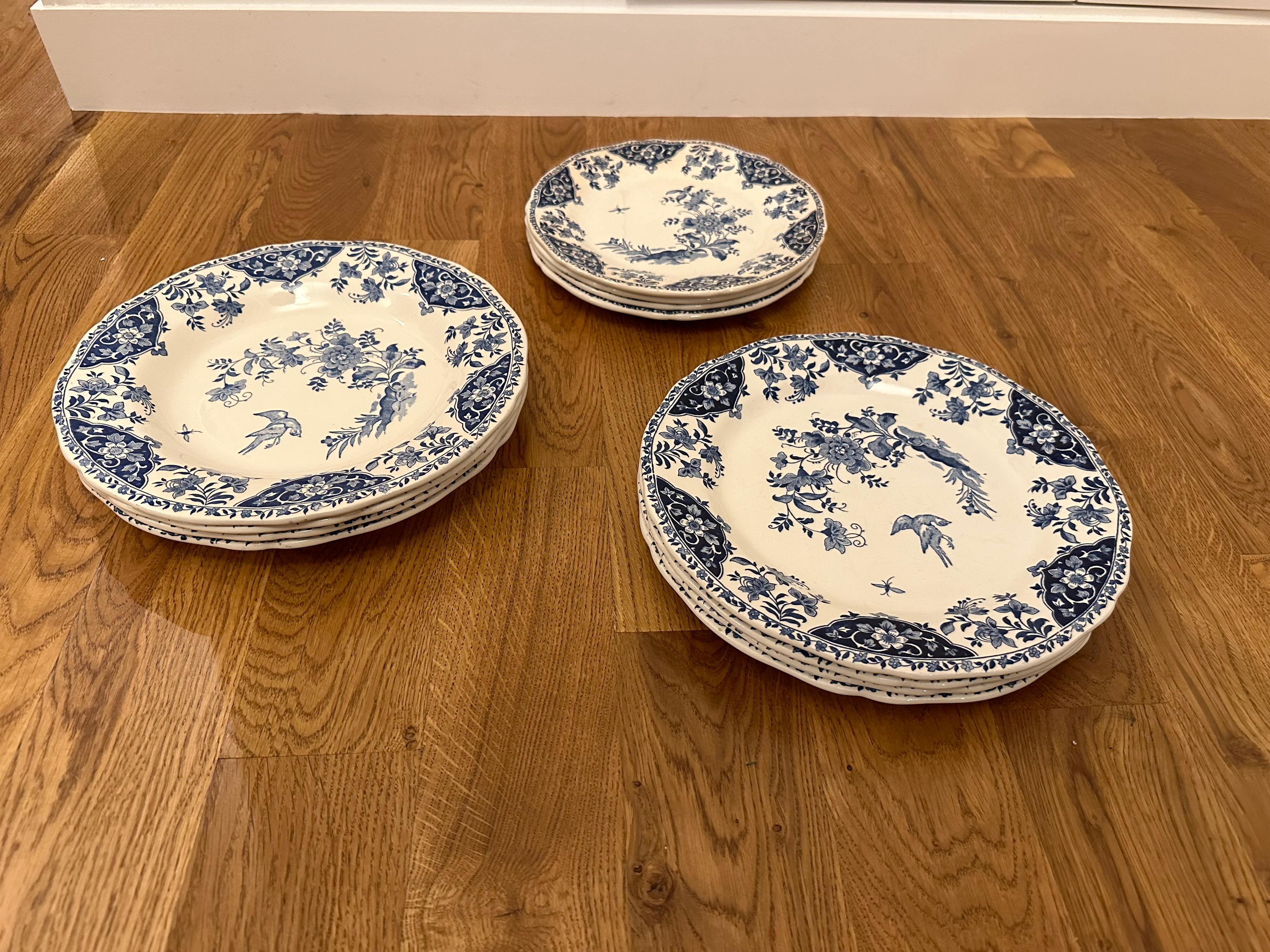 20ième siècle Ensemble de 12 assiettes plates du désert profond décorées de Delft bleu de Gien. France en vente
