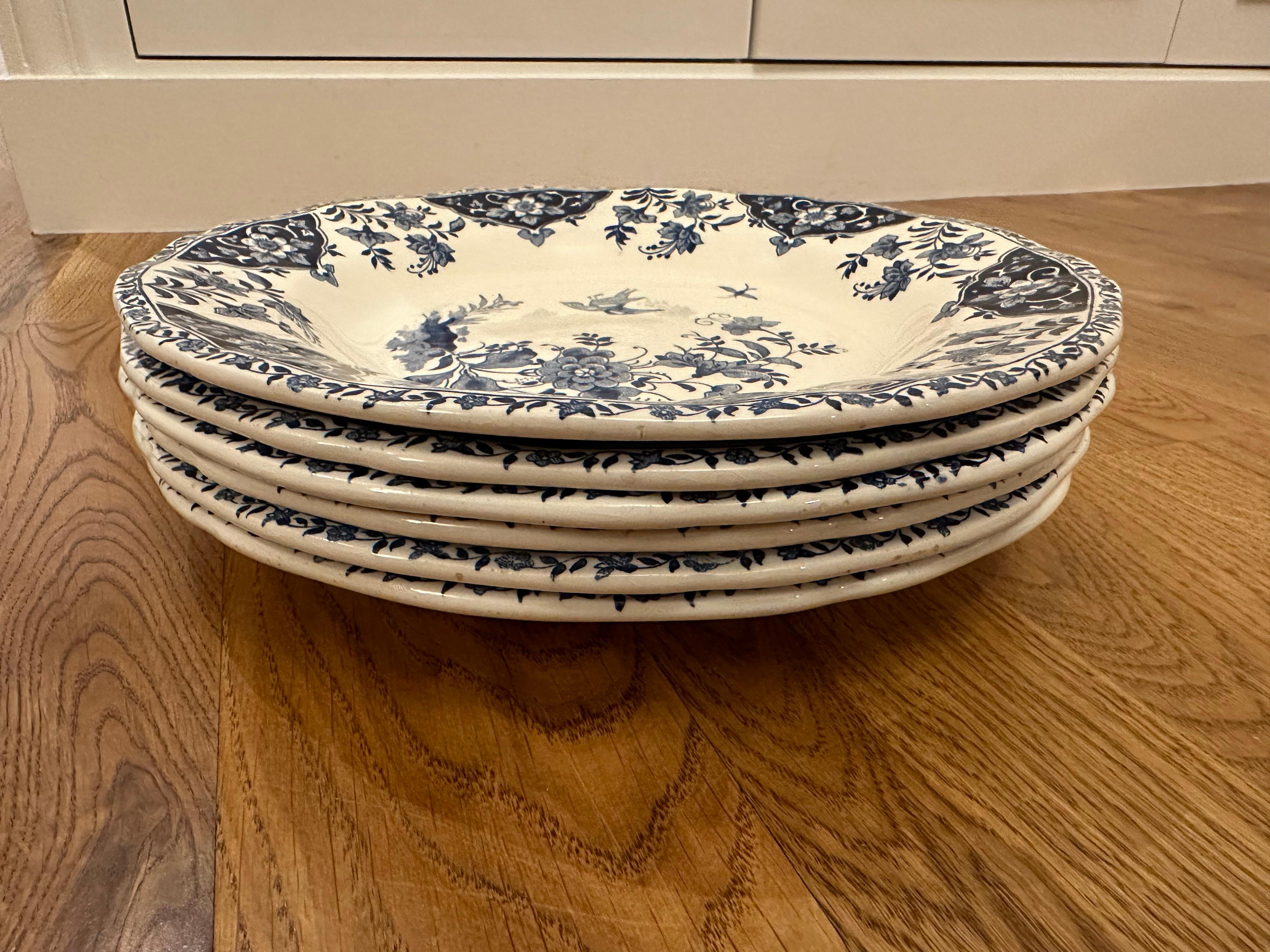 Vintage Dinnerware Tafelservice, Geschirr, Serviergeschirr Satz von 6 tiefen Tellern in Steingut emailliert von Gien Frankreich Modell Blue Delft.
