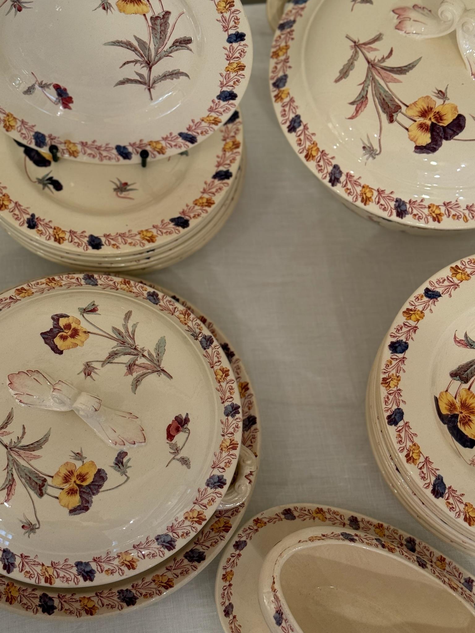 Geschirrset mit Blumendekor, Luneville (Französisch) im Angebot