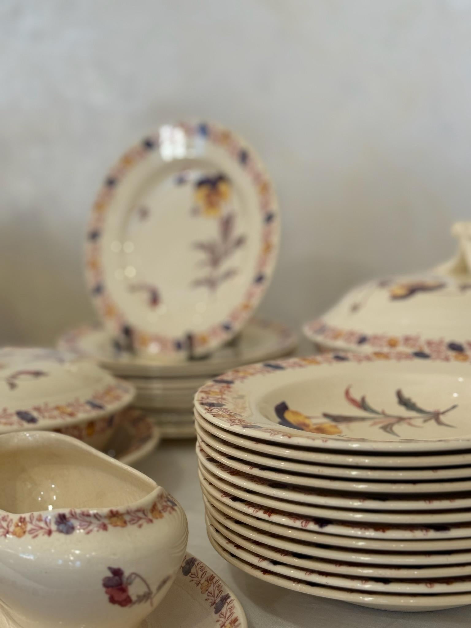 Geschirrset mit Blumendekor, Luneville (Handbemalt) im Angebot