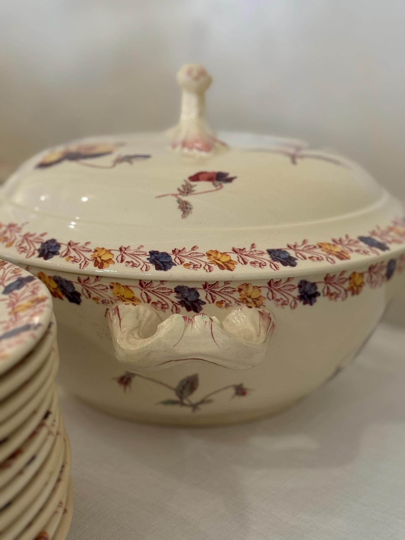Geschirrset mit Blumendekor, Luneville im Zustand „Gut“ im Angebot in New York, NY