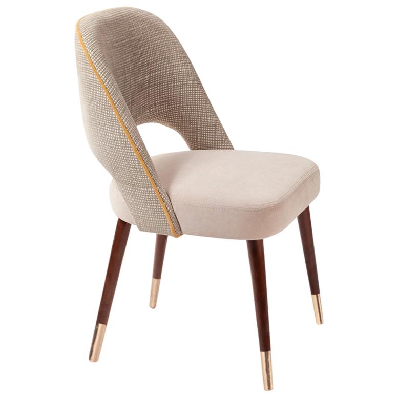 Der bequeme und elegante Stuhl Ava ist ein vielseitiges Möbelstück, bei dem der Kreativität keine Grenzen gesetzt sind: Stoffe, Massivholz, lackiertes Holz und Messingbeschläge werden ausgewählt und kombiniert, um die perfekte Kombination für jeden