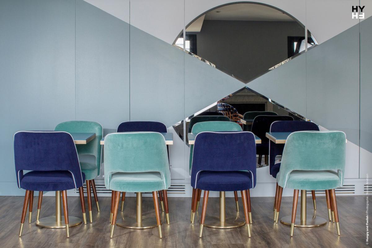 Esszimmerstuhl Ava mit blauer Sitzfläche und strukturierter blauer Rückenlehne aus Messingbeschlägen im Zustand „Neu“ im Angebot in Lisbon, PT