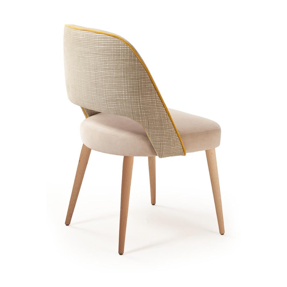 Der bequeme und elegante Stuhl Ava ist ein vielseitiges Möbelstück, bei dem der Kreativität keine Grenzen gesetzt sind: Stoffe, Massivholz, lackiertes Holz und Messingbeschläge werden ausgewählt und kombiniert, um die perfekte Kombination für jeden