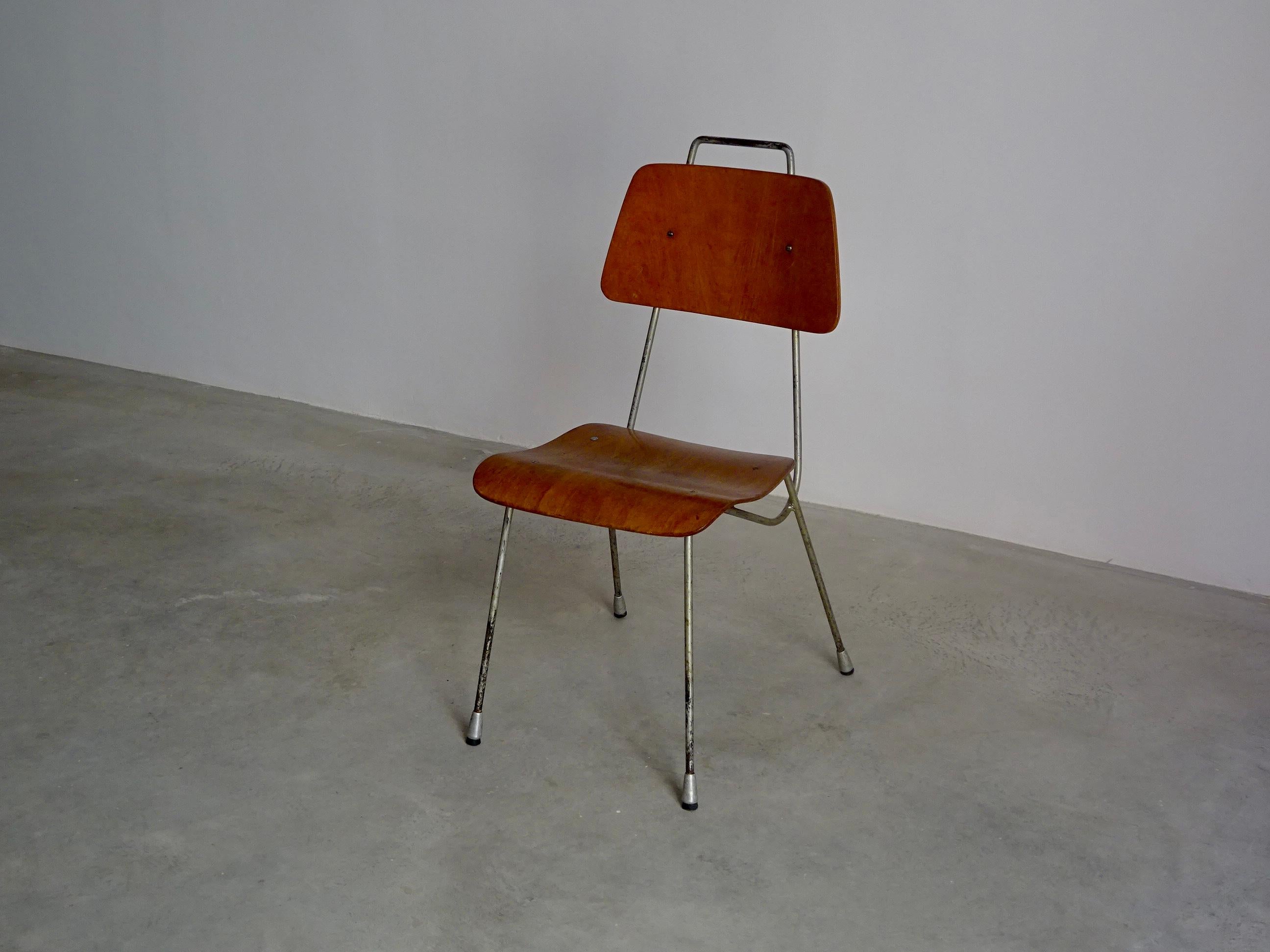 Dinning chair in solid iron and curved plywood designed by Antoni de Moragas i Gallissà, member of “Grup R”, the Catalan rationalist architect’s collective who recovered in 1950s the modernity after Spanish civil war.