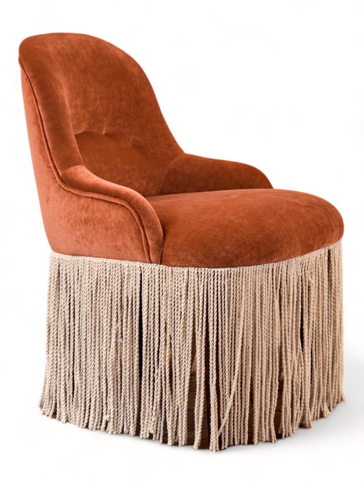 Explorant l'élégance intemporelle et le confort exceptionnel, la chaise de style fauteuil conçue par Quintana Partners est un chef-d'œuvre qui fusionne parfaitement le style classique avec une touche contemporaine. Cette pièce unique est plus qu'un