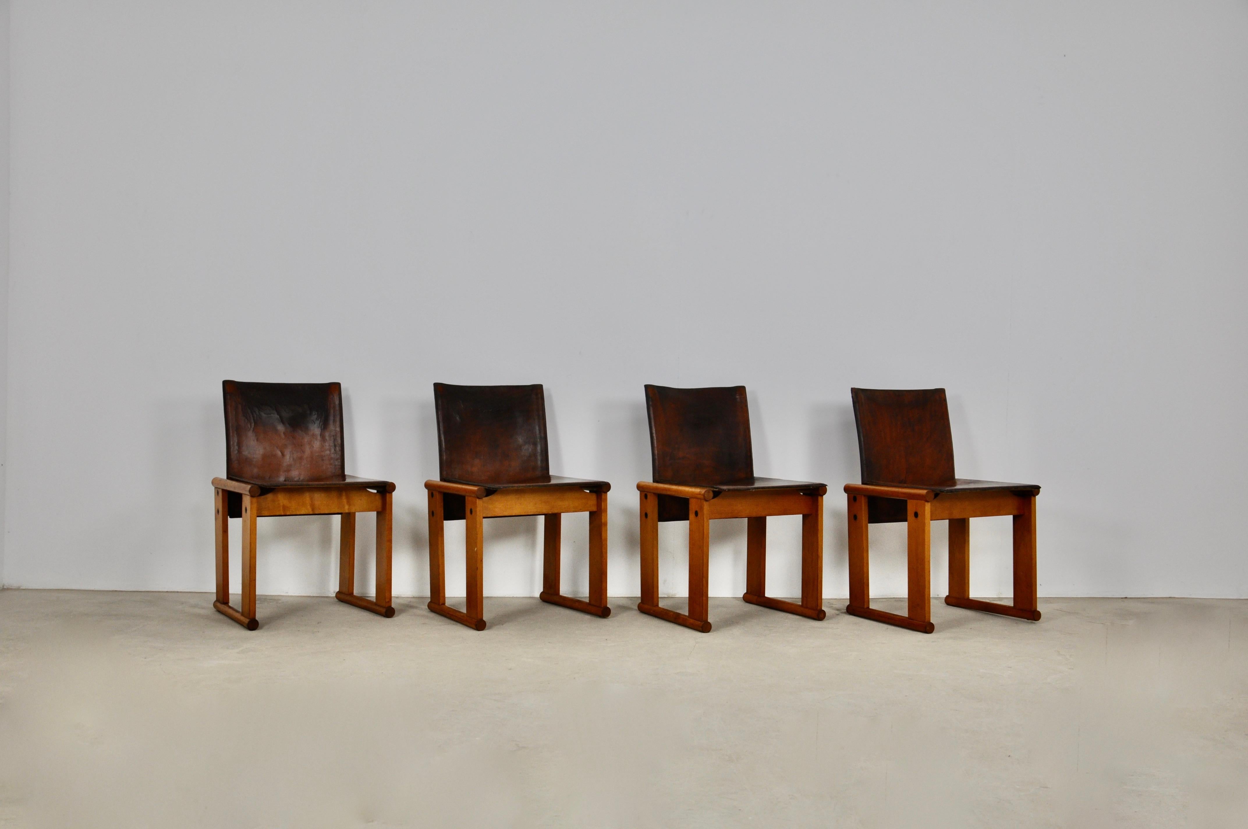 Set of 4 chairs in wood and leather in brown color. Wear on the leather and restoration (see photo. Seat height: 45cm.