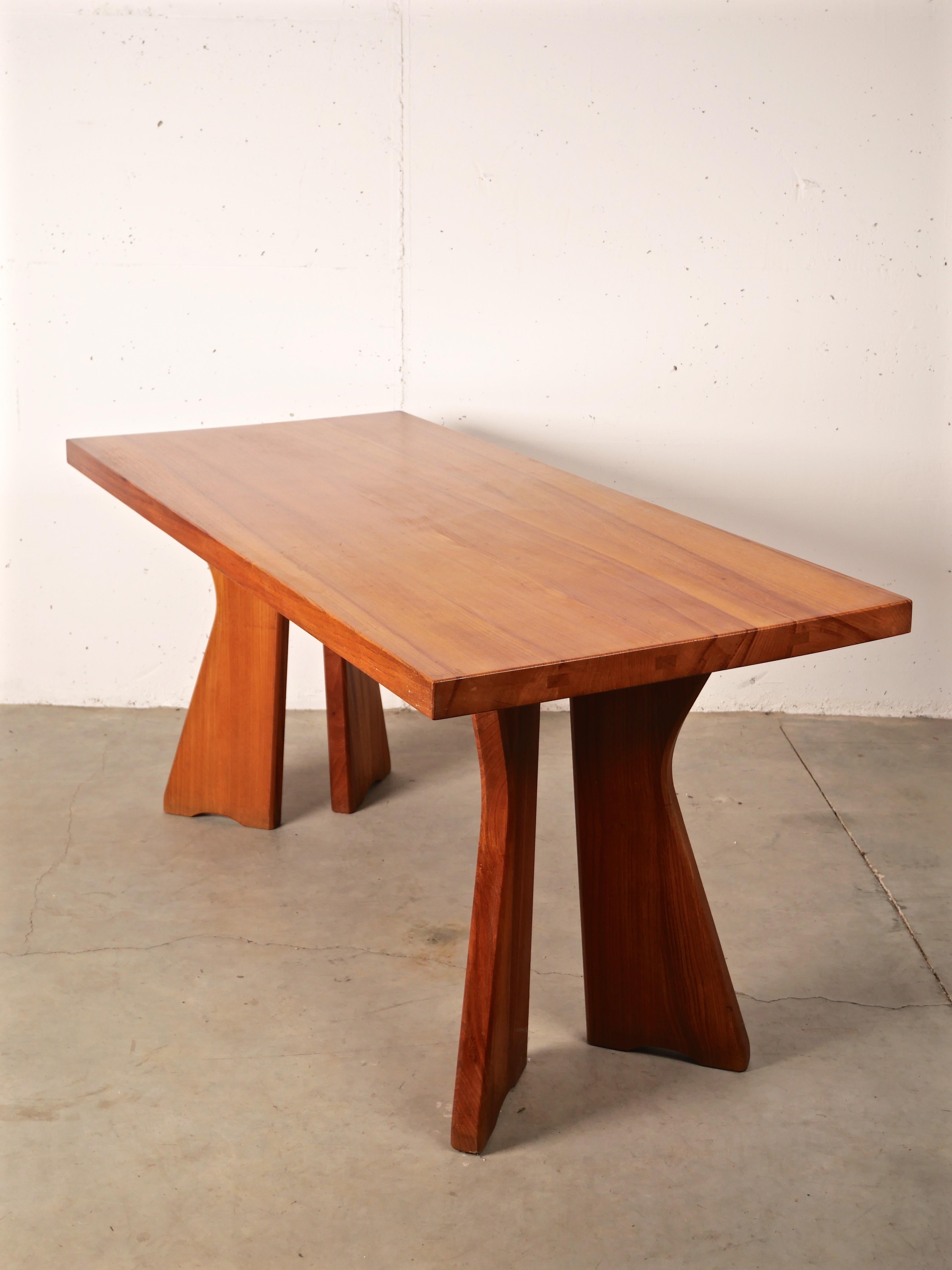 Very elegant dinning set in solid French elm made in 1970 by the famous French cabinetmaker Ebenisterie Seltz used by Pierre Chapo to produce his designs.

This dinning set is composed by the table, 1 bench and 3 chairs.

1 table 150 x 72 cm H