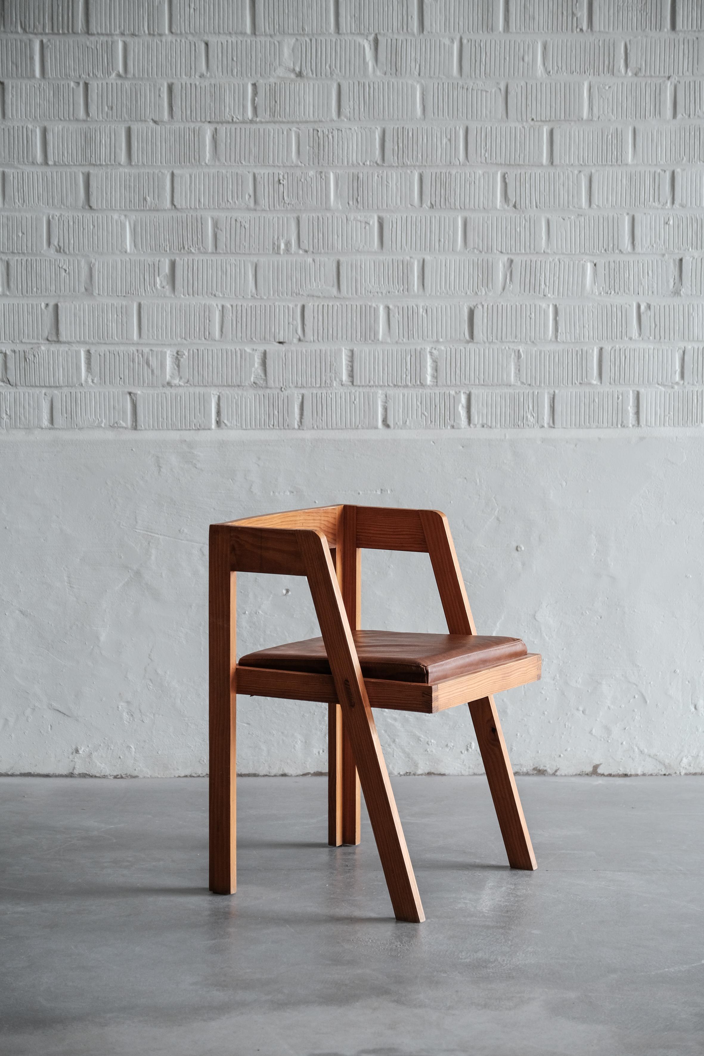 Dinning set with blue formica table top and leather seatings 1970.
This hand made dinning set is the ideal set for a small dinning room or kitchen. 

From the Pyrenees, made with love. 

Wear and tear due to age. 

Sold as a set. 

Table 117 x 67 x