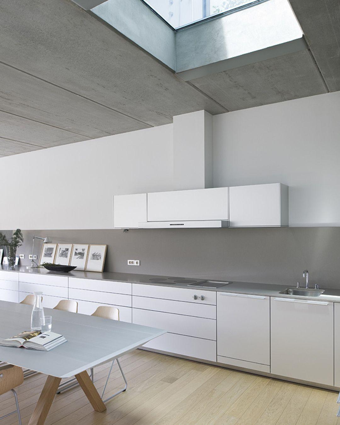 Zeitgenössischer Esstisch / Bürotisch aus Aluminium für den Innen- und Außenbereich, Holzbeine  im Angebot 3