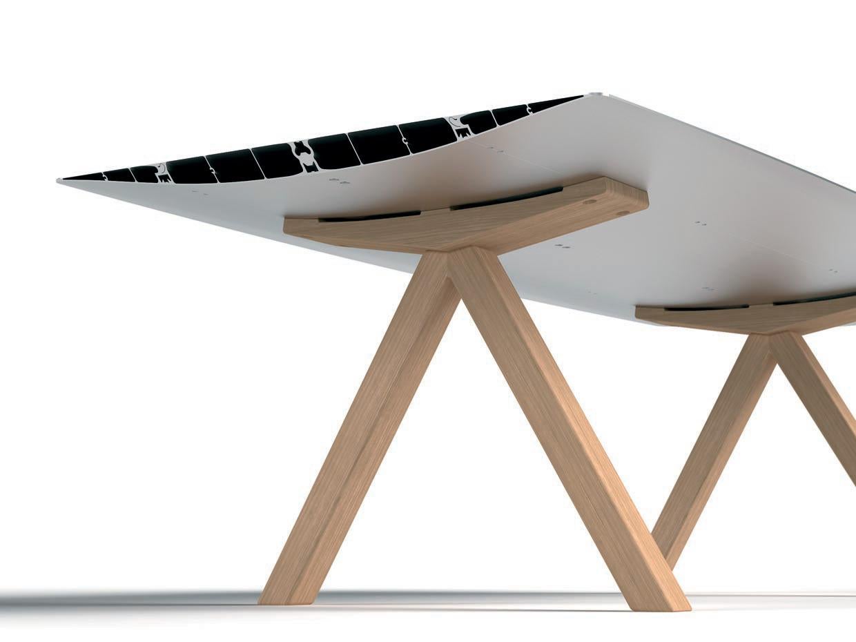 Esstisch 
Modell Tabelle B 
120cm X 360 cm

Der Tisch B, der 2009 die Extrusions Collection eröffnete, kann bis zu fünf Meter hoch sein und besteht aus einem einfachen Profil aus stranggepresstem Aluminium. Hinter seiner scheinbaren Einfachheit