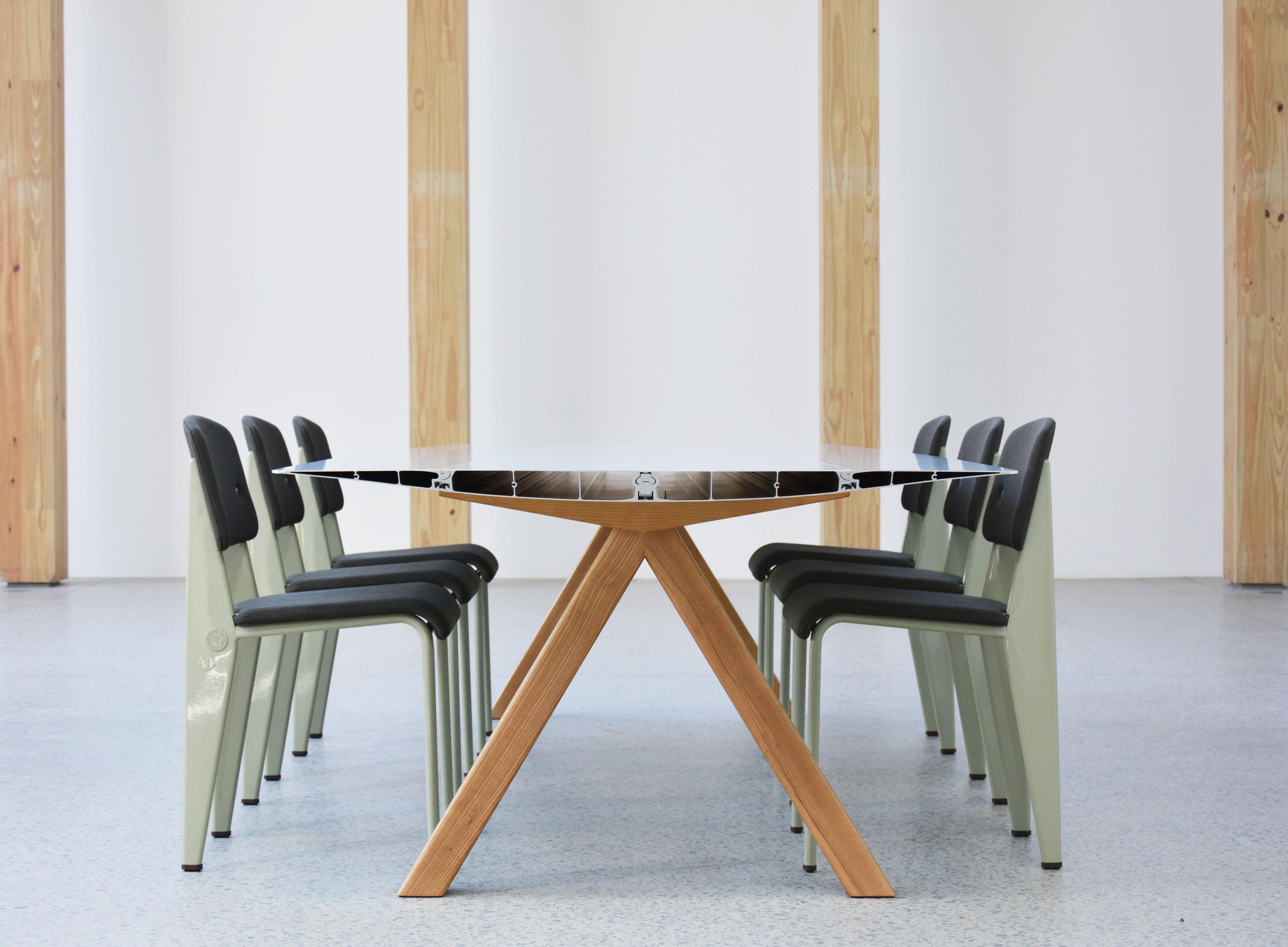 Esstisch / Tisch, Modell „Table B“ von Konstantin Grcic, Holzbeine mit Aluminiumplatte (21. Jahrhundert und zeitgenössisch) im Angebot