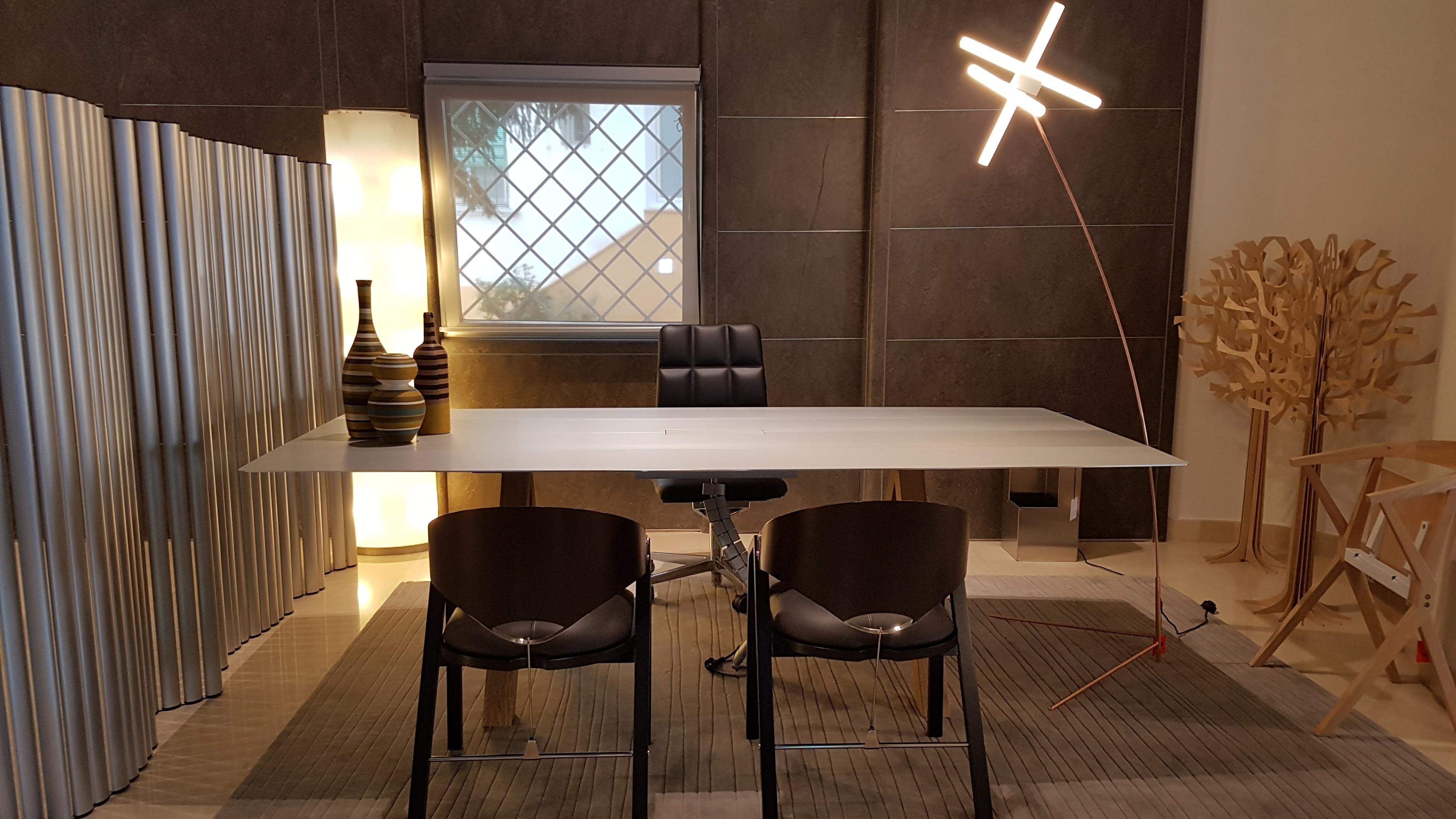 Espagnol Table de salle à manger B 90 cm x 160 cm   Aluminium anodisé Silver Top Pieds en bois en vente