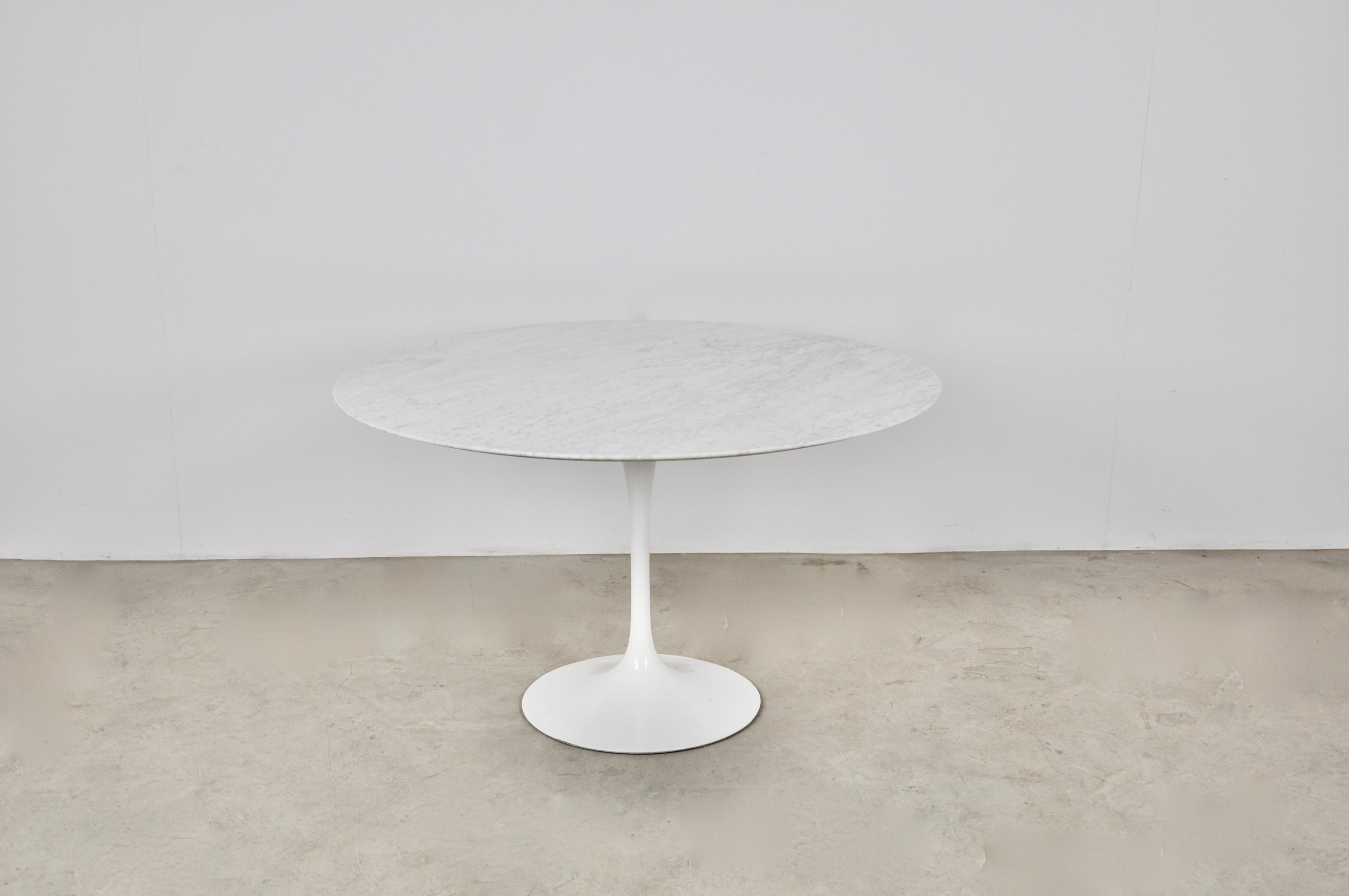 Carrara marble table with white aluminum legs. Stamped Knoll International. Wear due to time and age of the table (see photo)