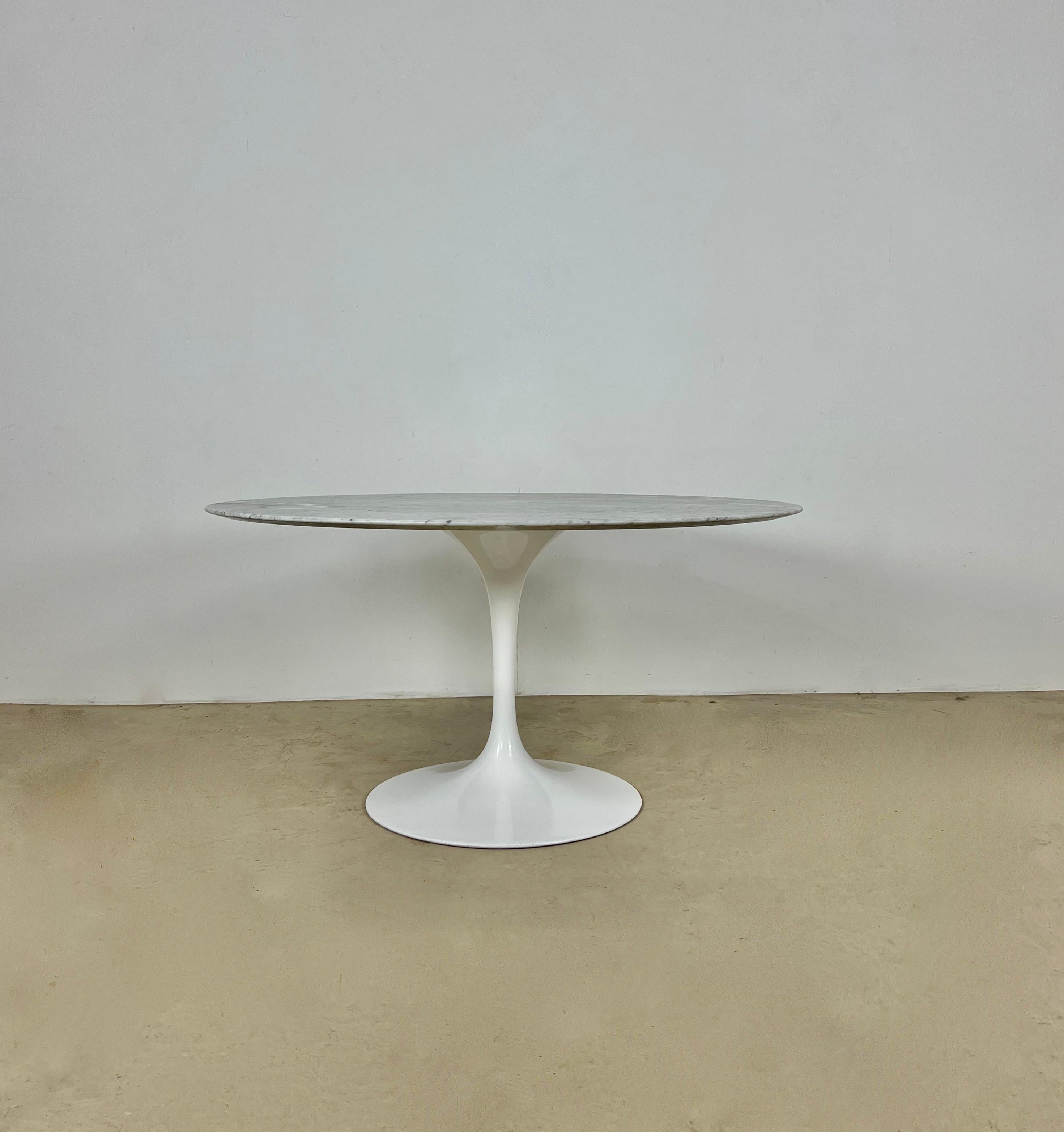 Table in Carrara marble. Foot stamped Knoll. Wear due to time and age of the table. The varnish has been removed and the table top reprocessed.
