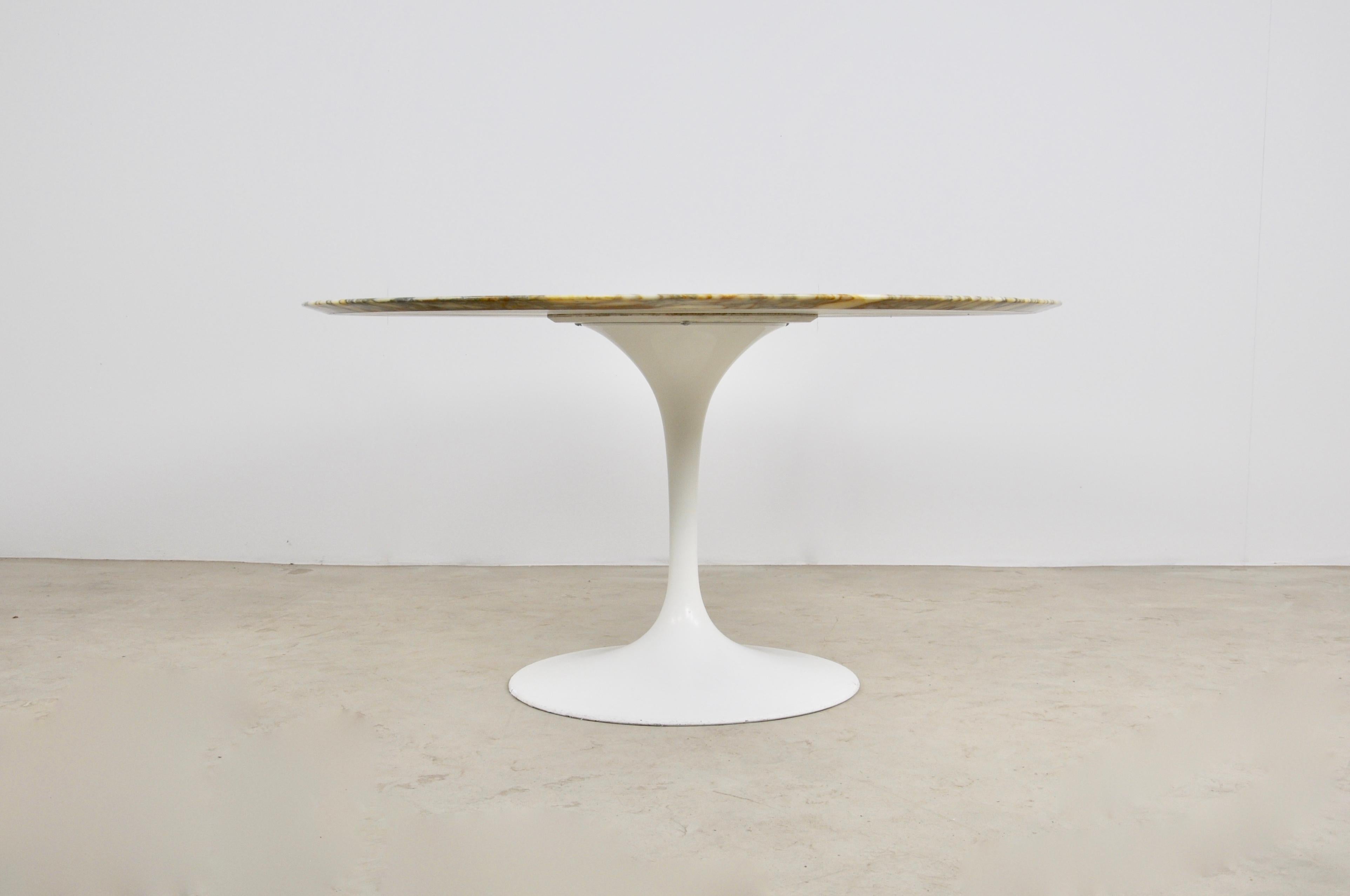 Carrara marble table. Aluminium base stamped Knoll International. Slight wear due to time and the age of the table (see photo).