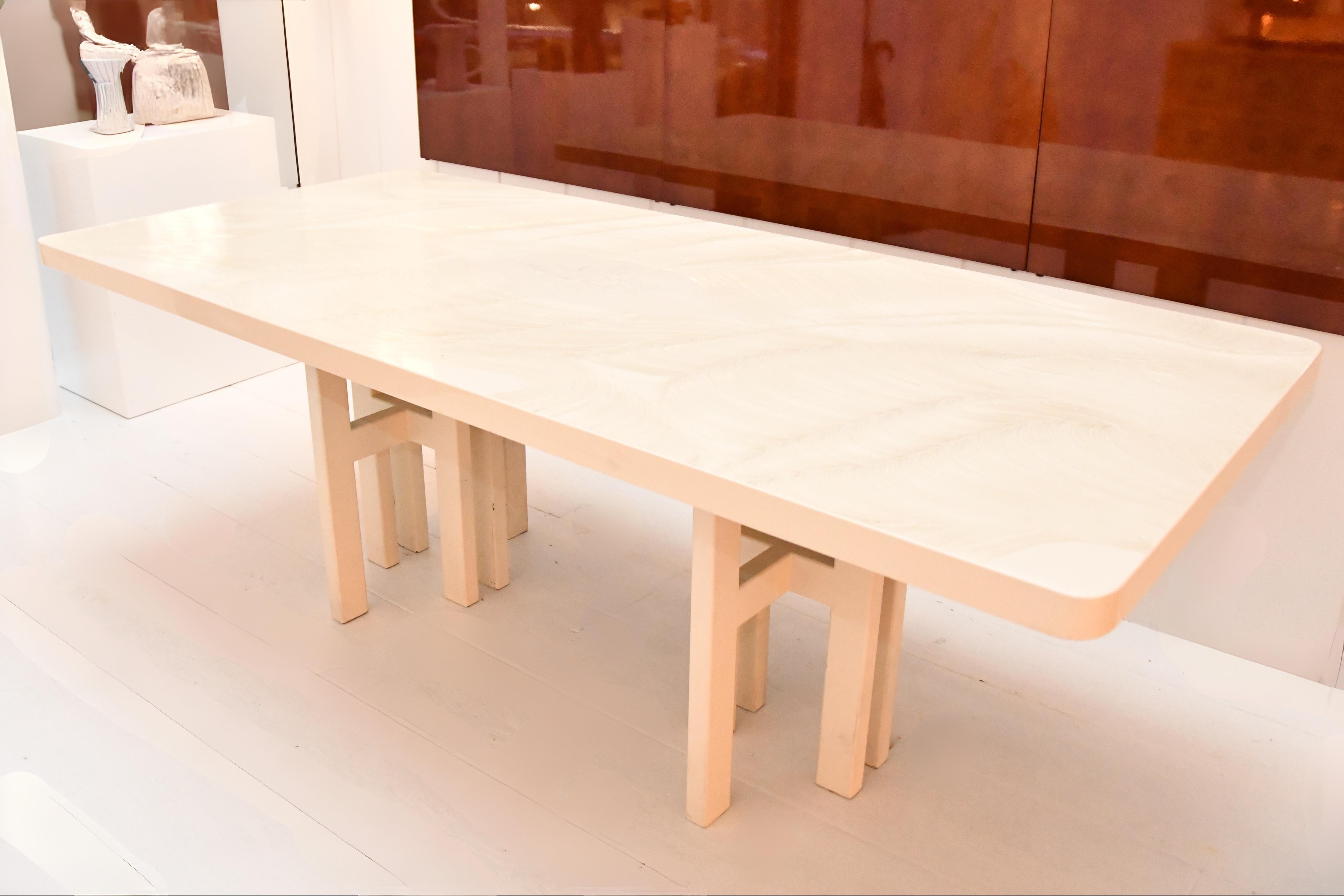 Jean Claude Dresse
Table de salle à manger en résine 
Belgique 1970
250 cm x 102 cm