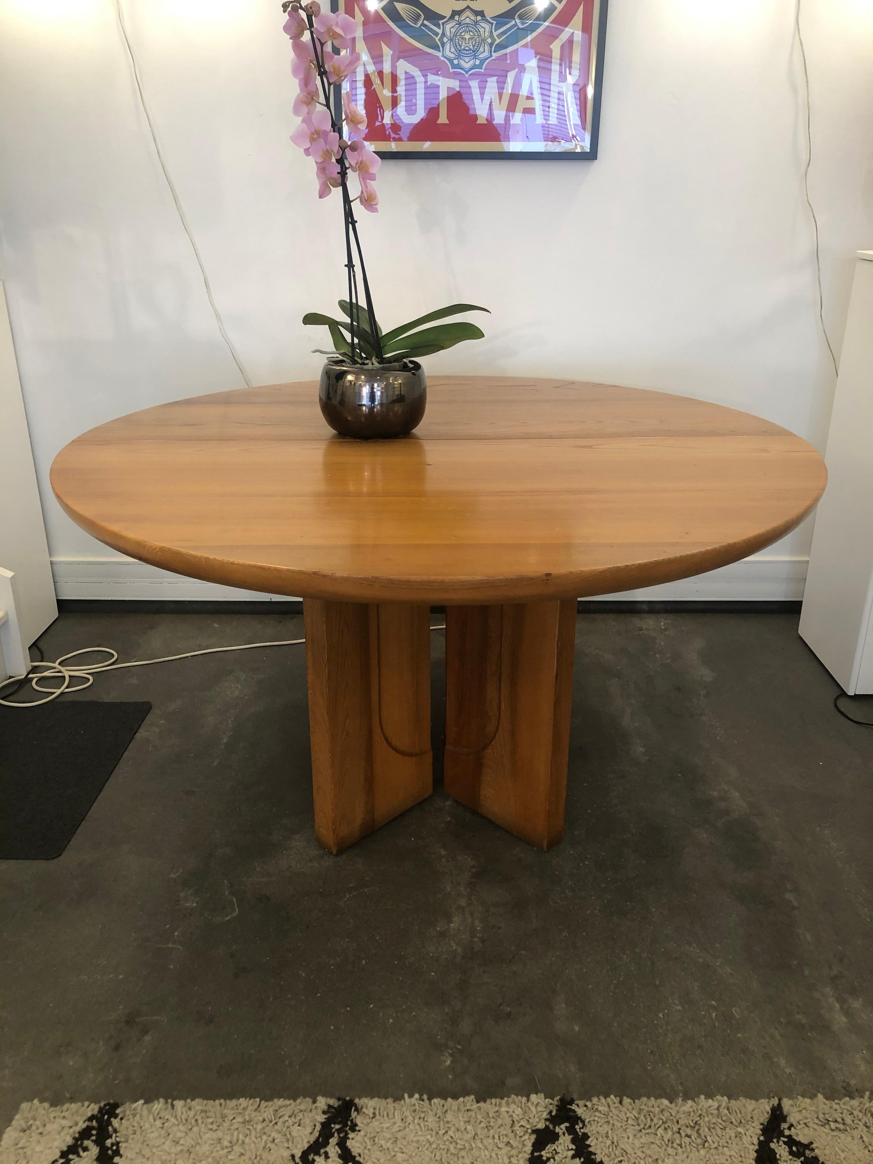 Dining table by Luigi Gorgoni from 1974
In elmwood
(It is possible to extend the tabletop with its extension
and have a total length of the top of 180 cm).