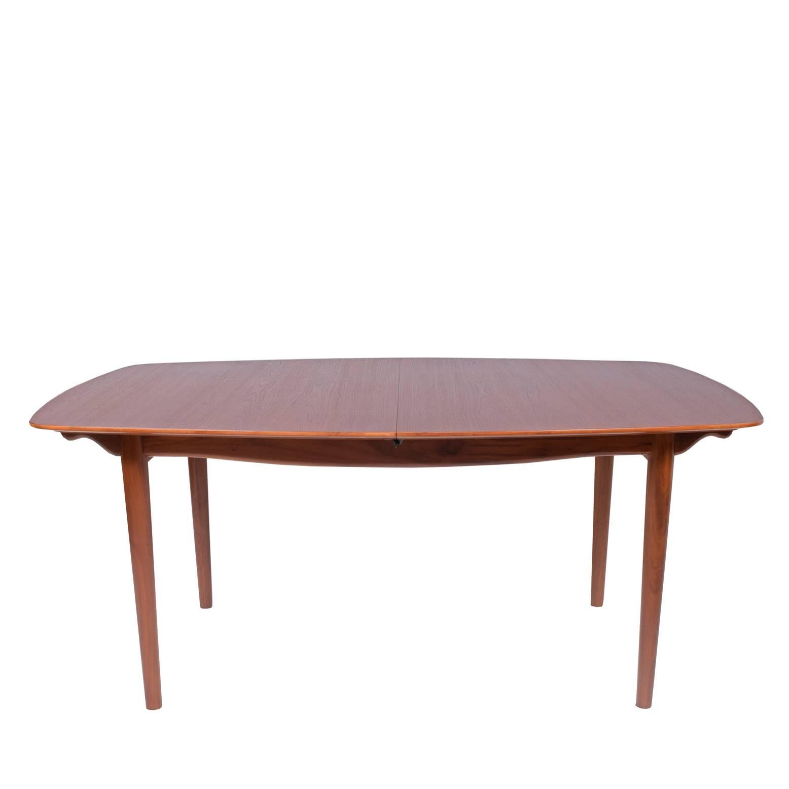 Great boat shape dining table design by Finn Juhl in 1950s for Baker furniture co. which have a many wrights to manufacture Juhls design for US market two leaves included. Metal label attached to the fame
Two leaves 20