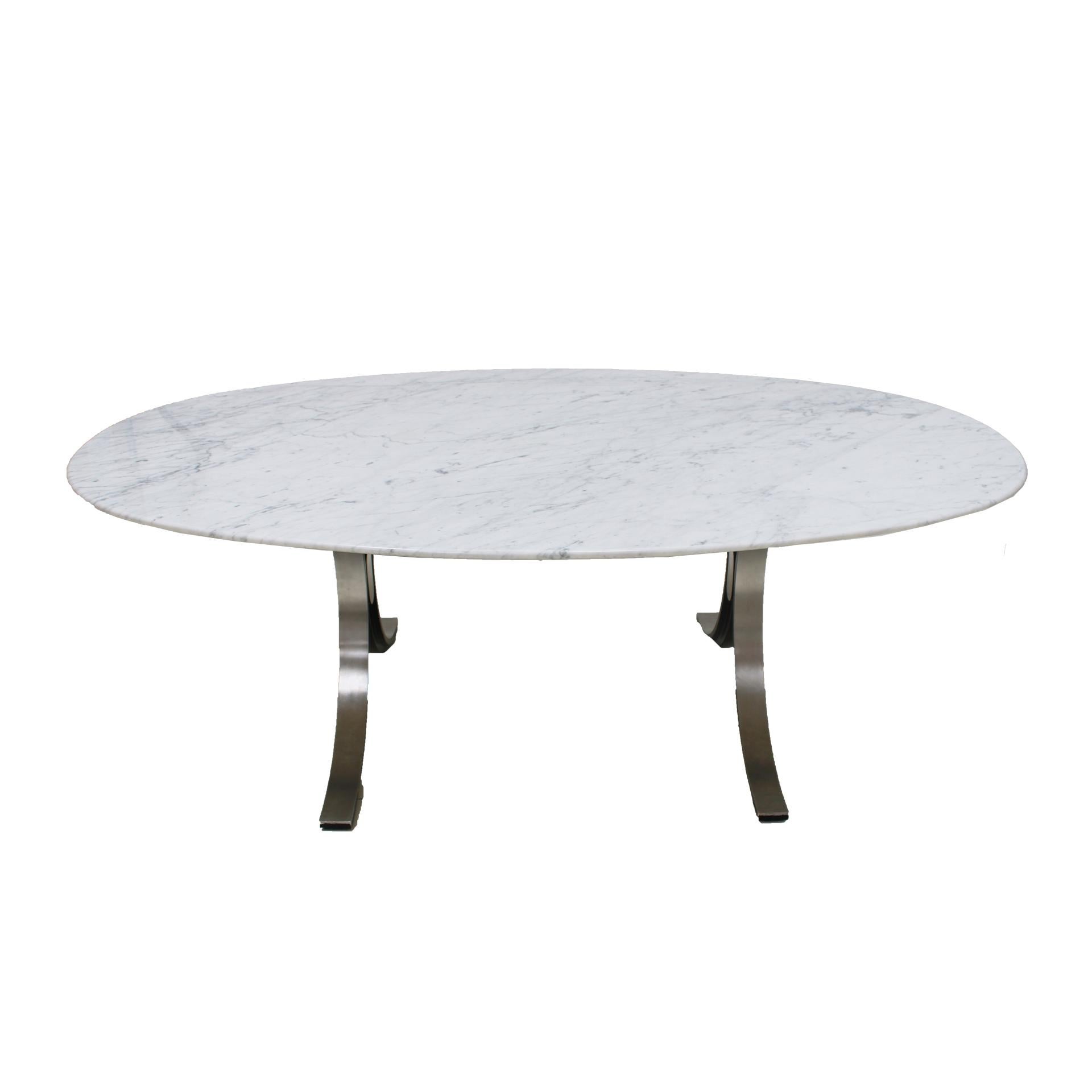 Table de salle à manger ou de conférence Mod. T102 conçu par Osvaldo Borsani pour Tecno. Composé de deux bases incurvées sculpturales en acier chromé. Plateau ovale en marbre de Carrare. Italie, 1964.

Des chaises sont disponibles sur demande.