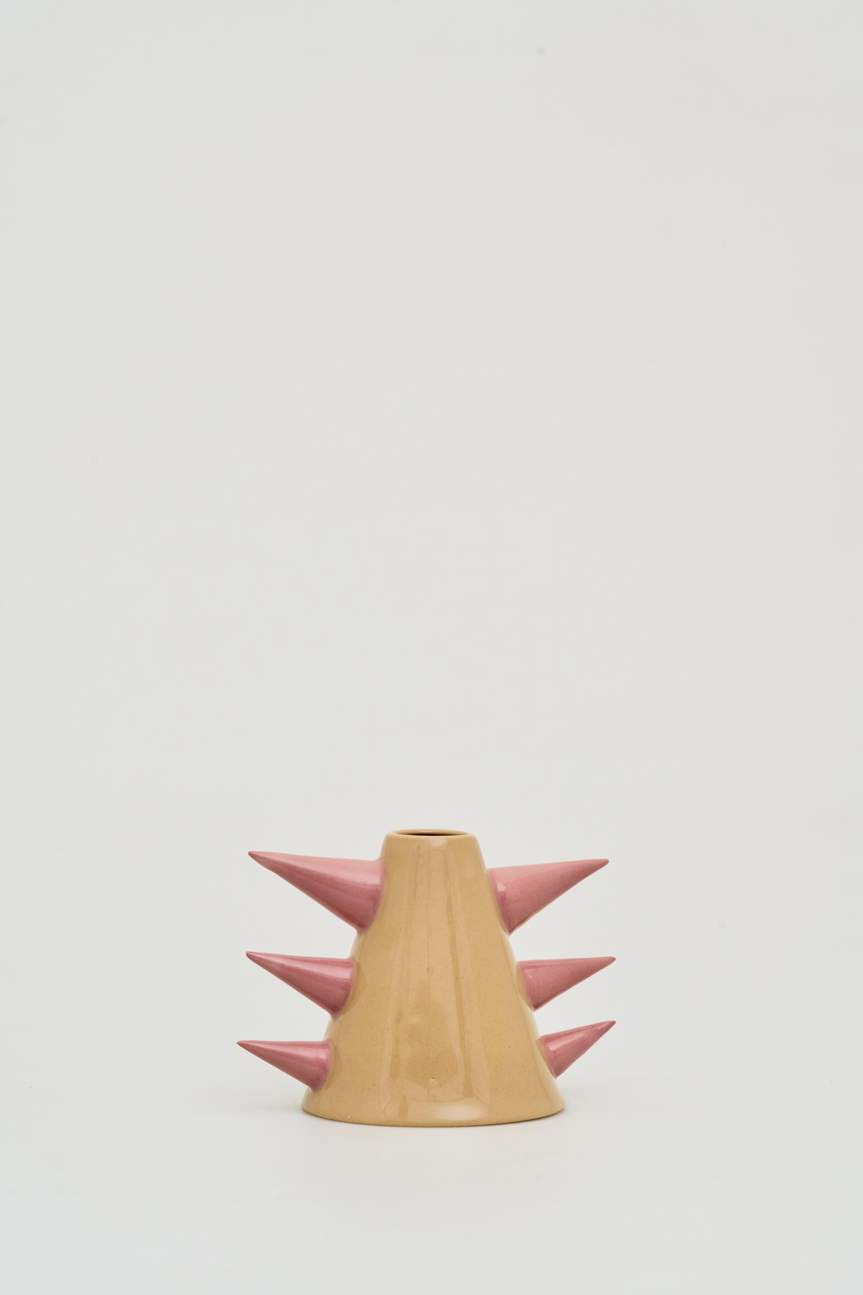 Candelero Escultural de Gres Dino Beige, Diseño Contemporáneo
