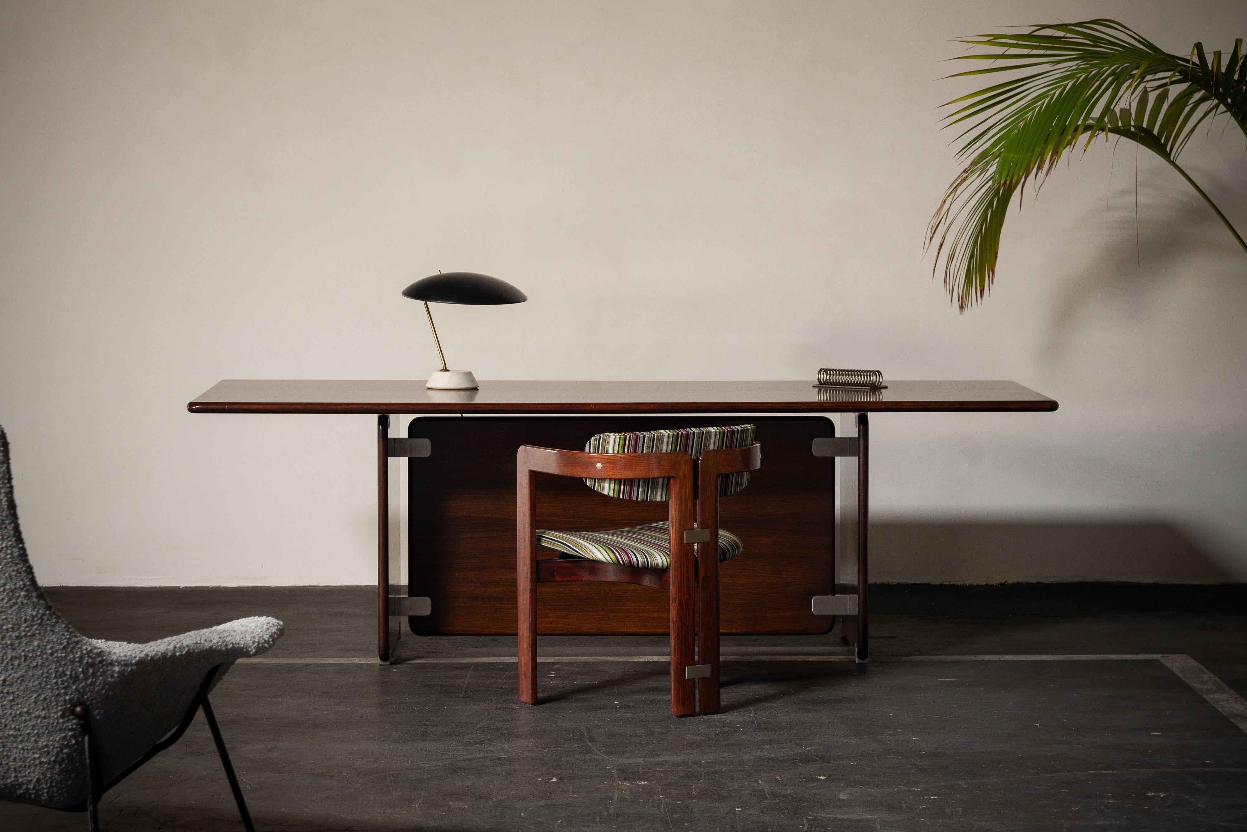 Questo tavolo da pranzo o da lavoro prodotto da Tredici & Co. a Pavia nel 1971 è una testimonianza dell'eccellenza del design della metà del secolo scorso. La struttura del tavolo è messa in risalto dalla sua splendida impiallacciatura in legno di