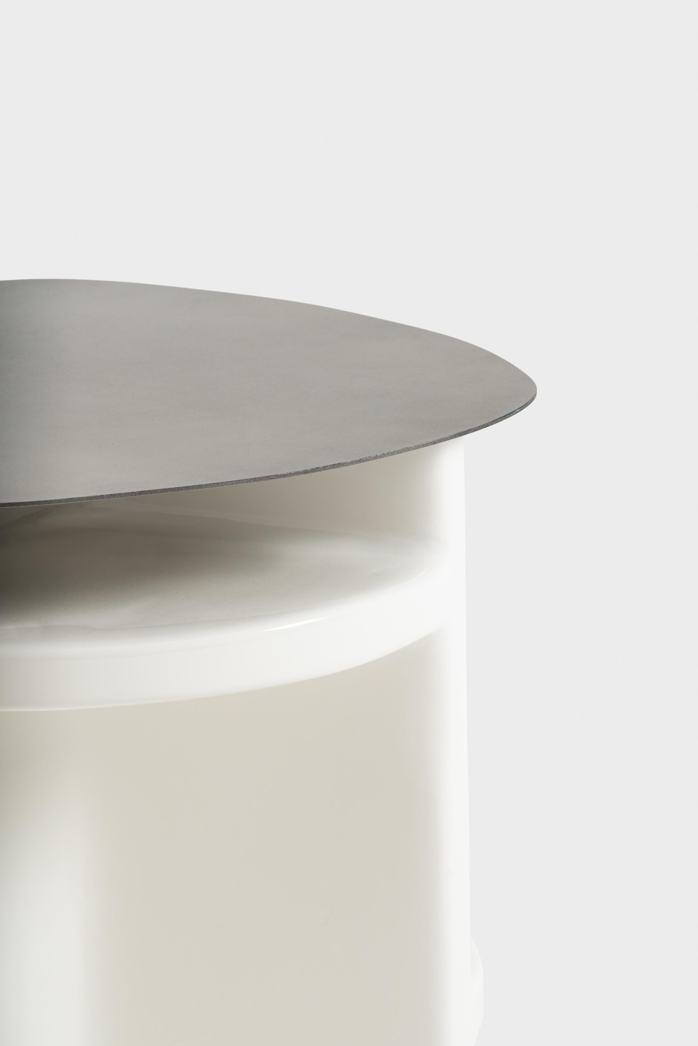 XXIe siècle et contemporain Table Dino en béton et laiton oxydé par Matteo Cibic en vente