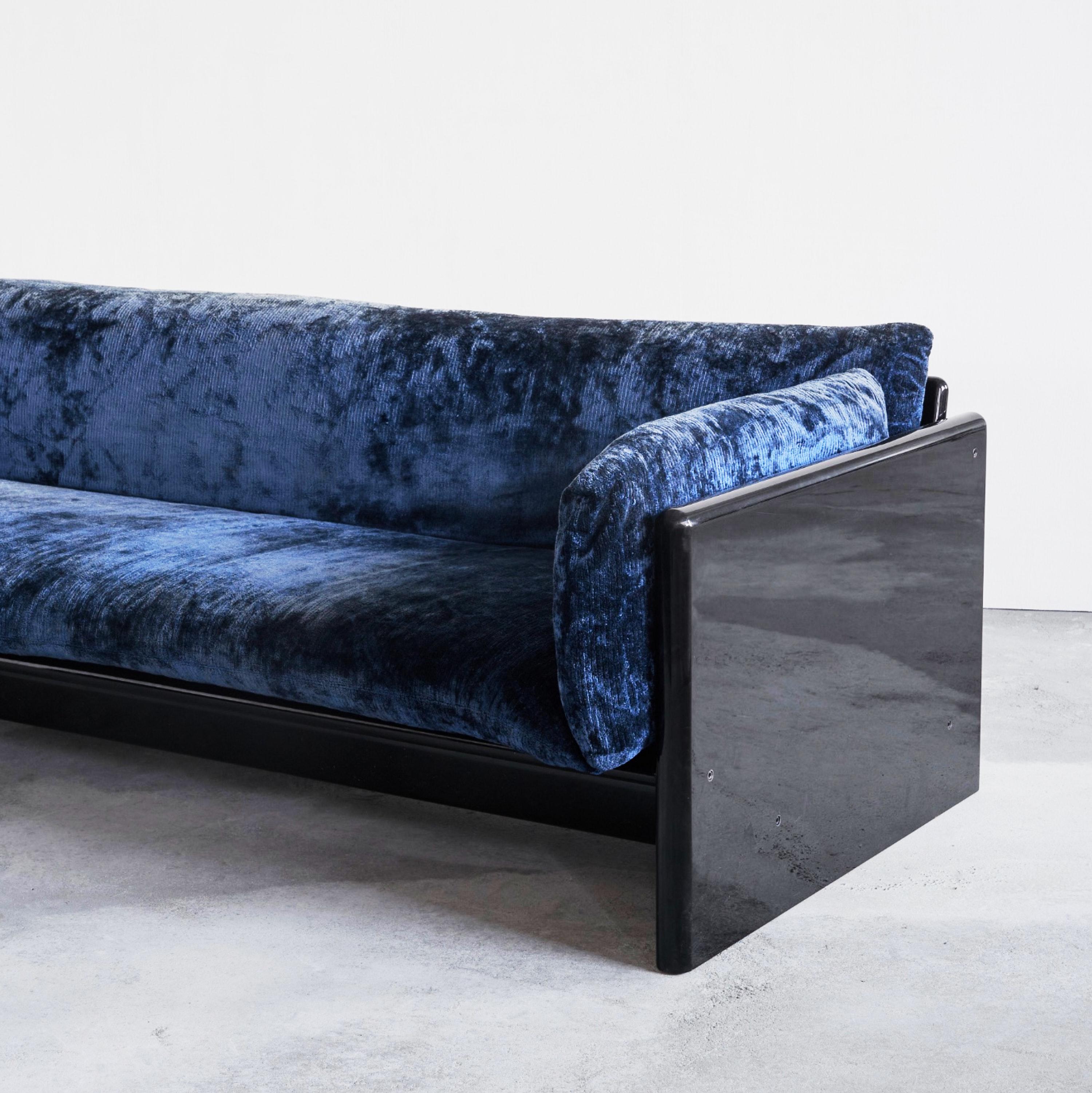 Dino Gavina „Simone“ Sofa aus blauem Samt für Studio Simon, 1971 (Postmoderne)