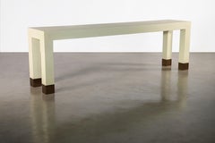 Console moderne en lin Dino avec sabots en bronze de Costantini, personnalisable