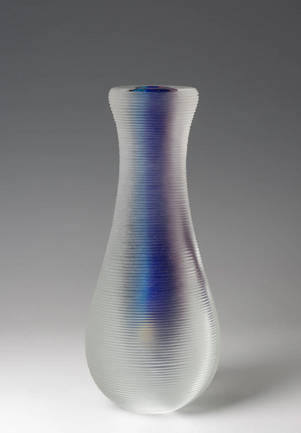 Dino Martens (1894-1970), un rare vase « Icantesimo », 1954
verre sculpté et décoré intérieurement 
execeuted by Aureliano Toso, Murano, Italy
34 cm (hauteur)

LITTÉRATURE
cette pièce et d'autres pièces similaires sont référencées dans ce qui suit