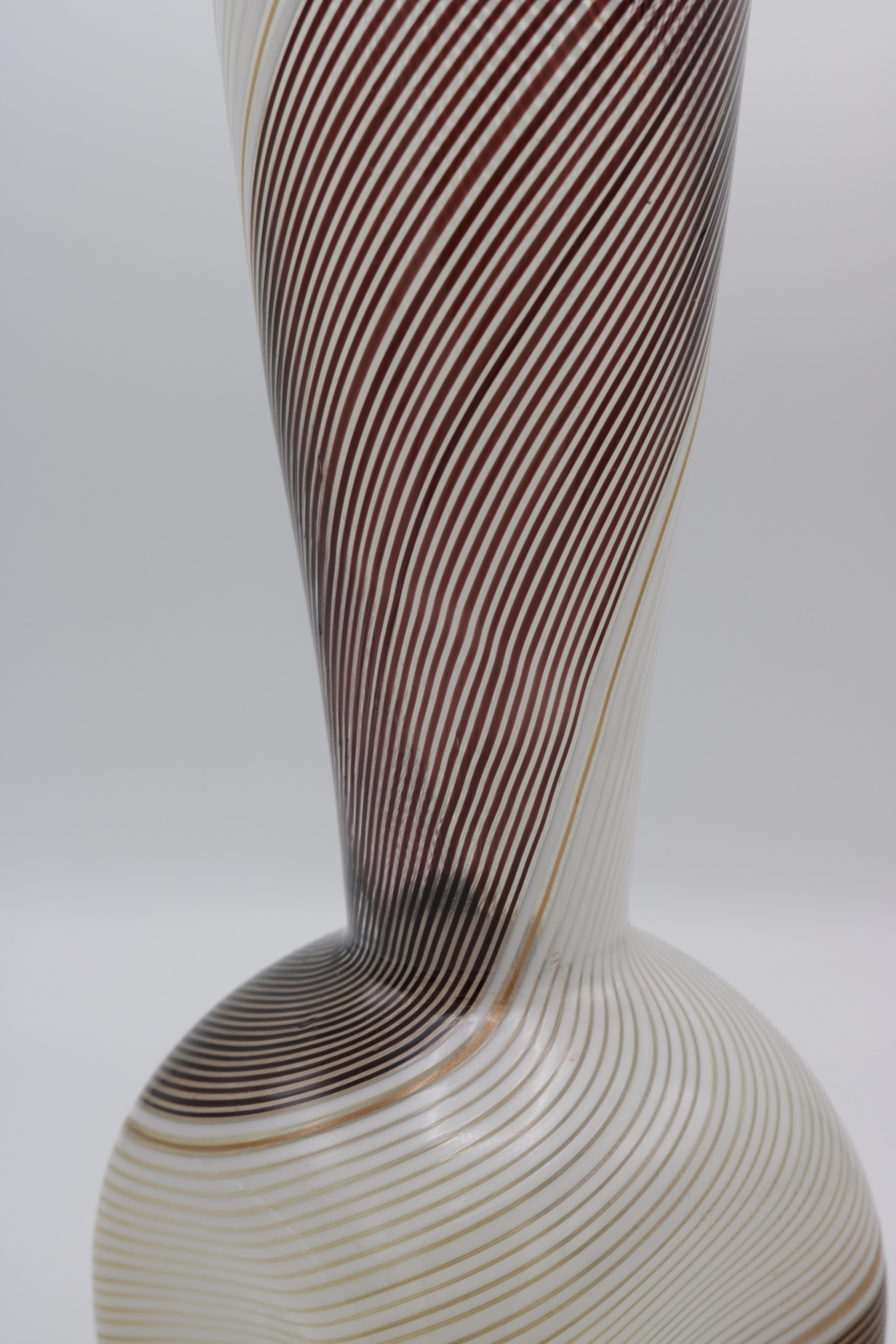 Vase en verre de Murano 'Mezza filigrana' de Dino Martens. 
Verre transparent, rubans, blanc, violet foncé et aventurine.

  