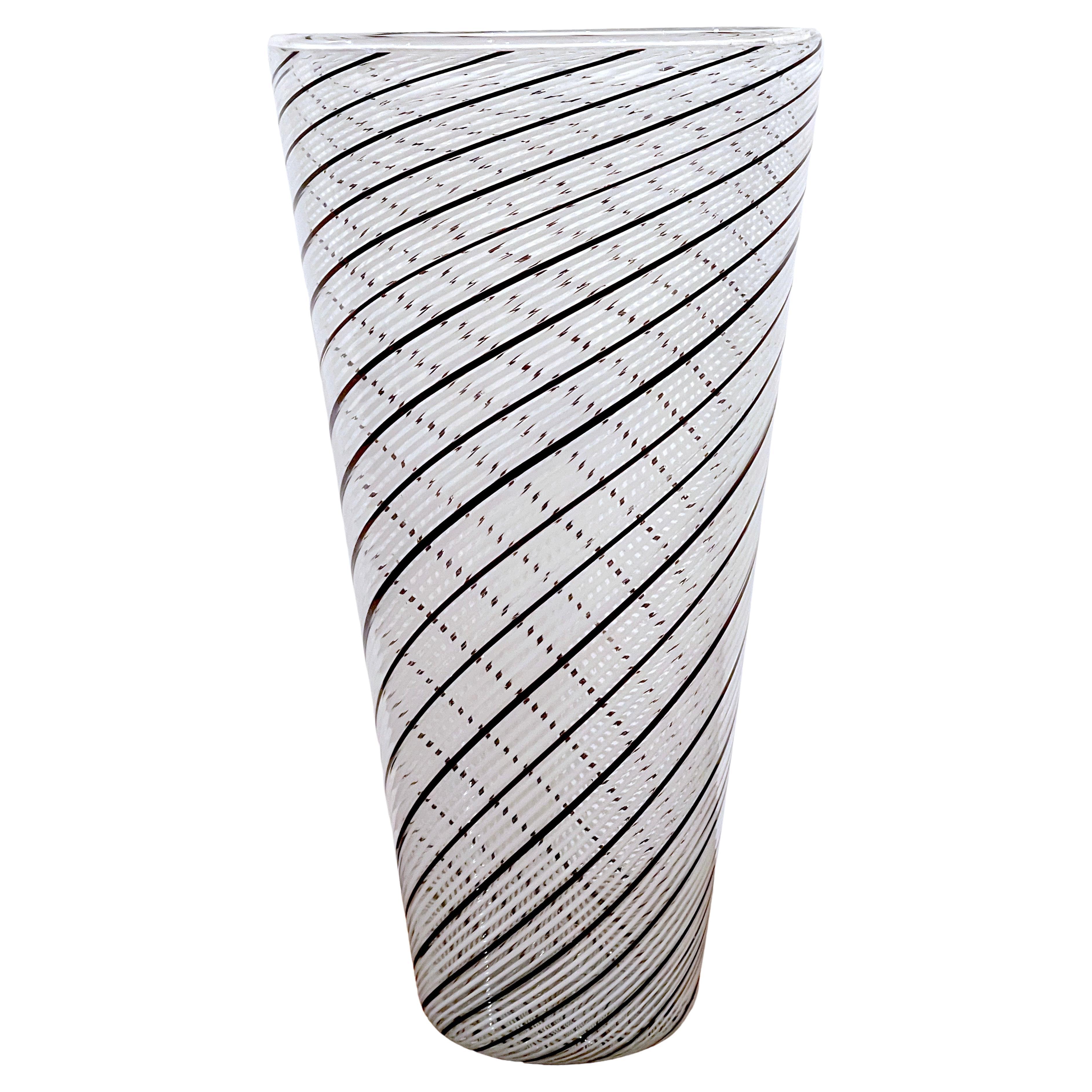 Vase cylindrique Mezza Filigrana de Murano noir et blanc Atrib. de Dino Martens