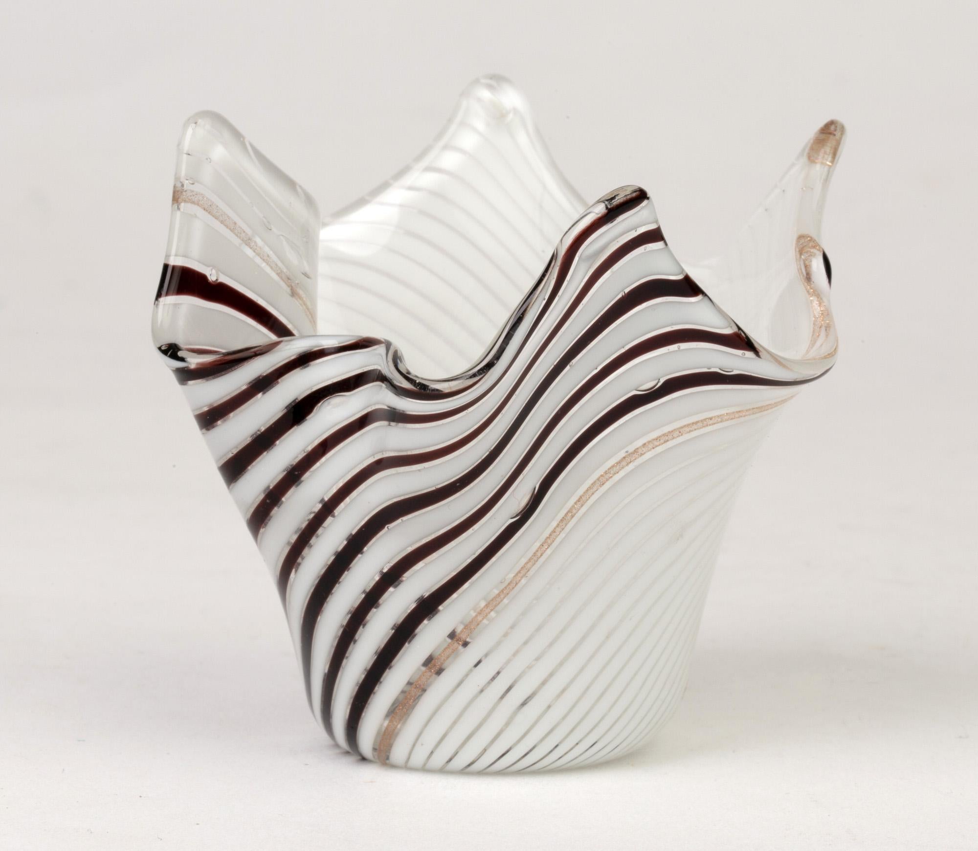 italien Dino Martens vase mouchoir en verre à rayures noires et blanches pour Aureliano Toso en vente