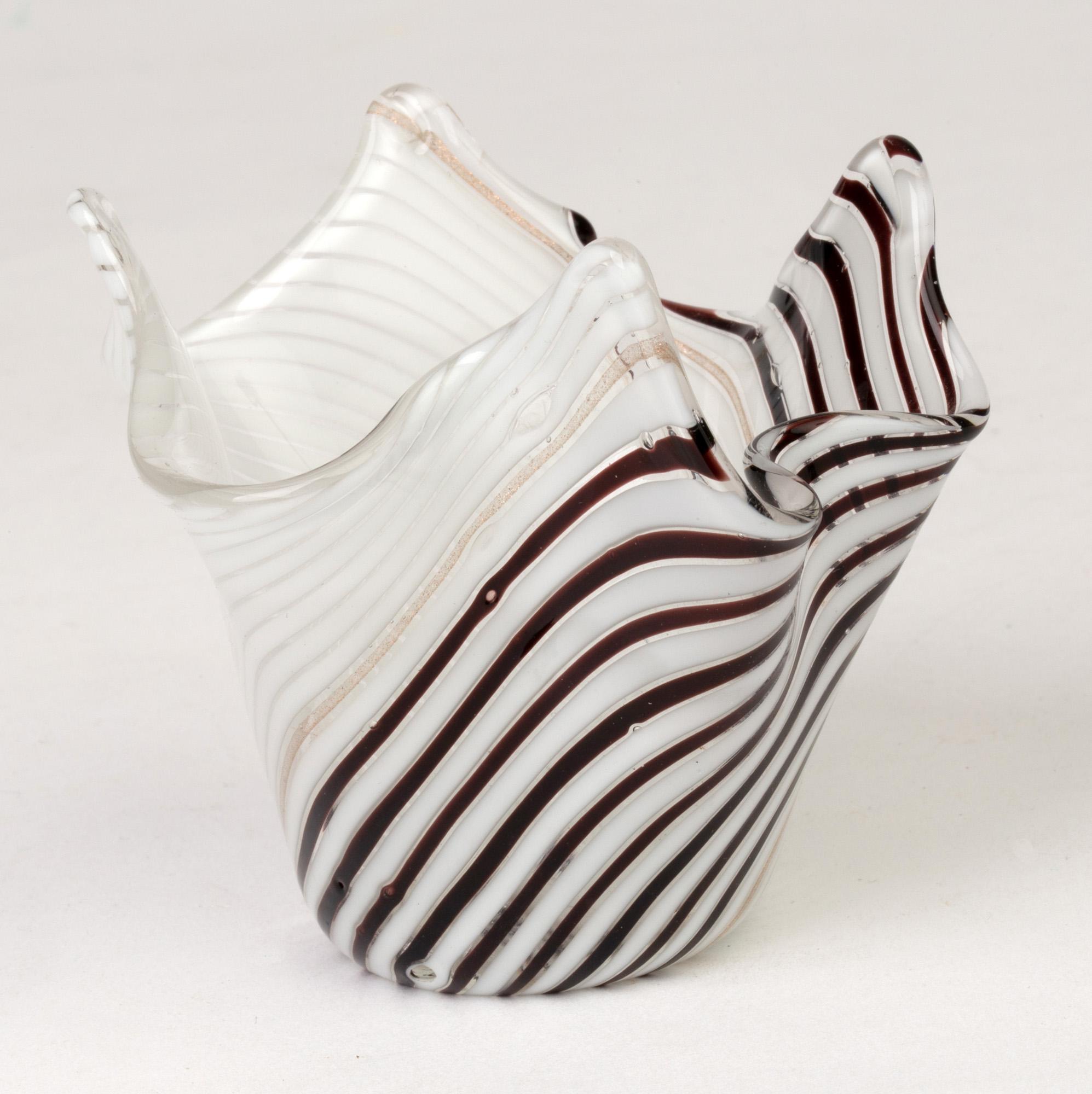 Verre brun Dino Martens vase mouchoir en verre à rayures noires et blanches pour Aureliano Toso en vente