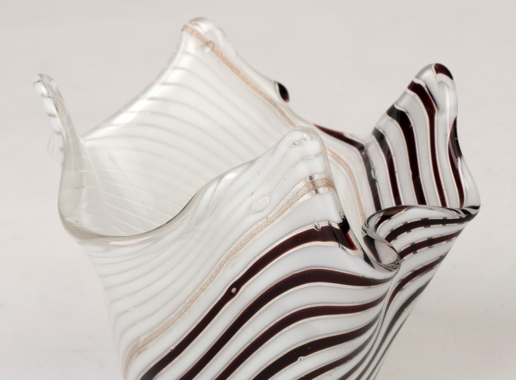 Dino Martens vase mouchoir en verre à rayures noires et blanches pour Aureliano Toso en vente 1