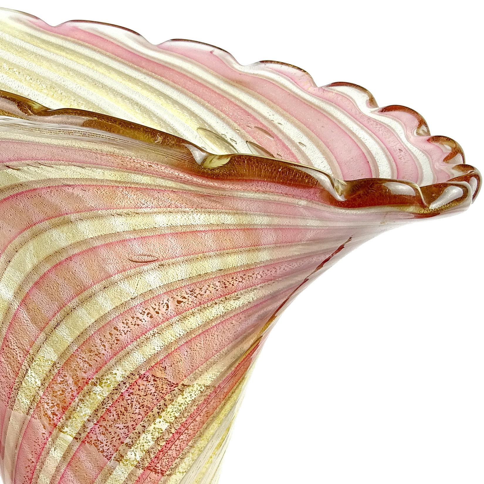 Gorgeous Murano hand blown Zanfirico ribbons and gold flecks Italian art glass sculptural flower vase. Documented to designer Dino Martens for Aureliano Toso, circa 1954, model number 5669 (published, see last photo). The piece has white net